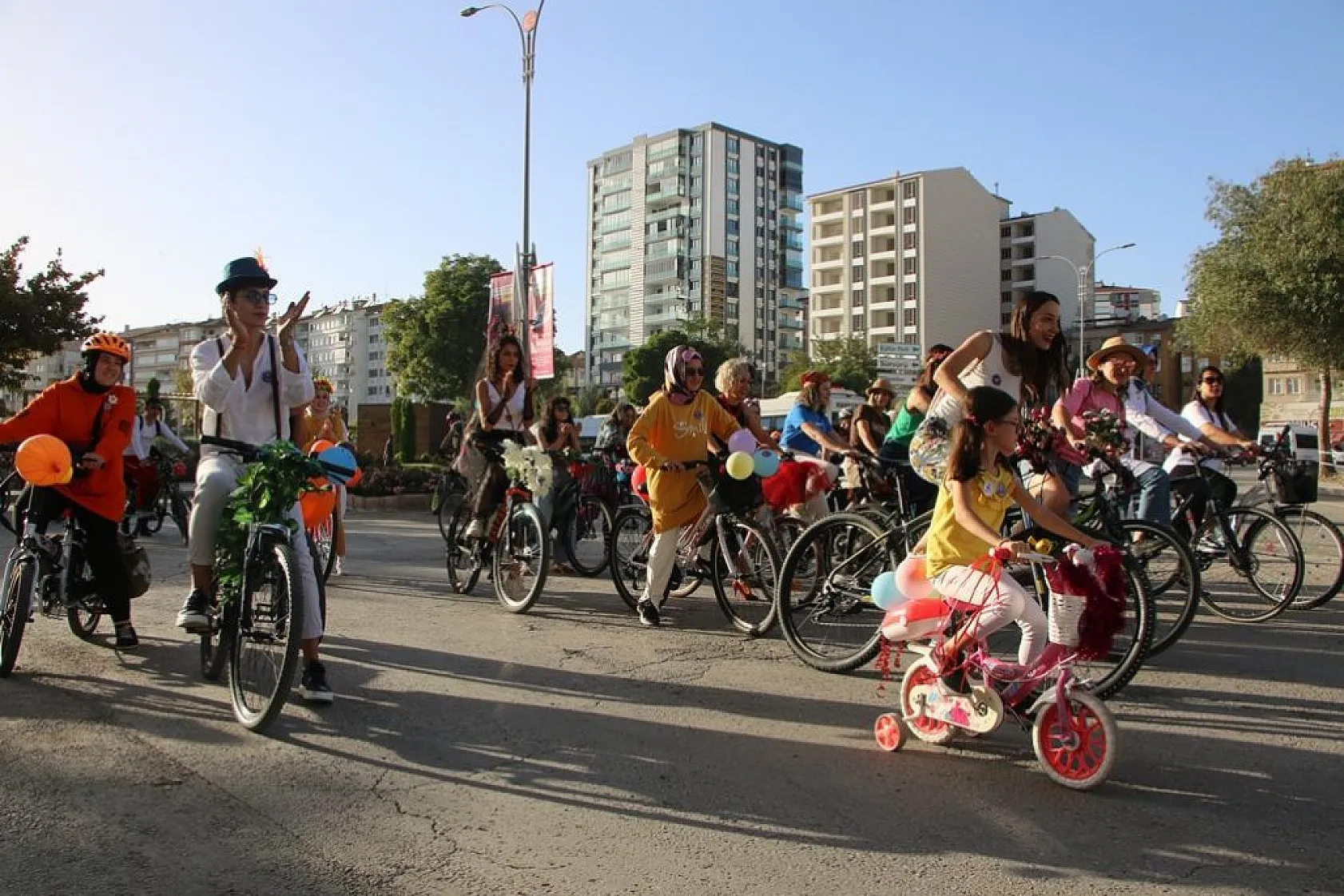 'Süslü Kadınlar' pedal çevirdi