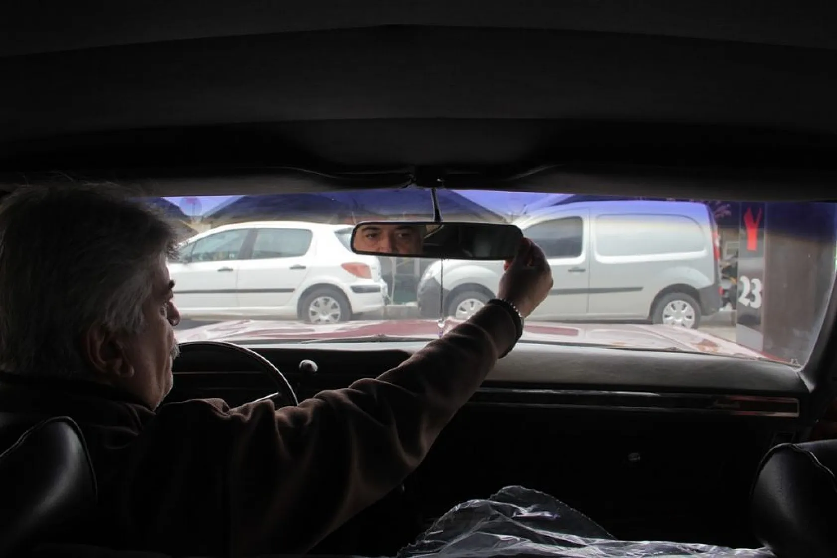 1969 model klasik aracına gözü gibi bakıyor