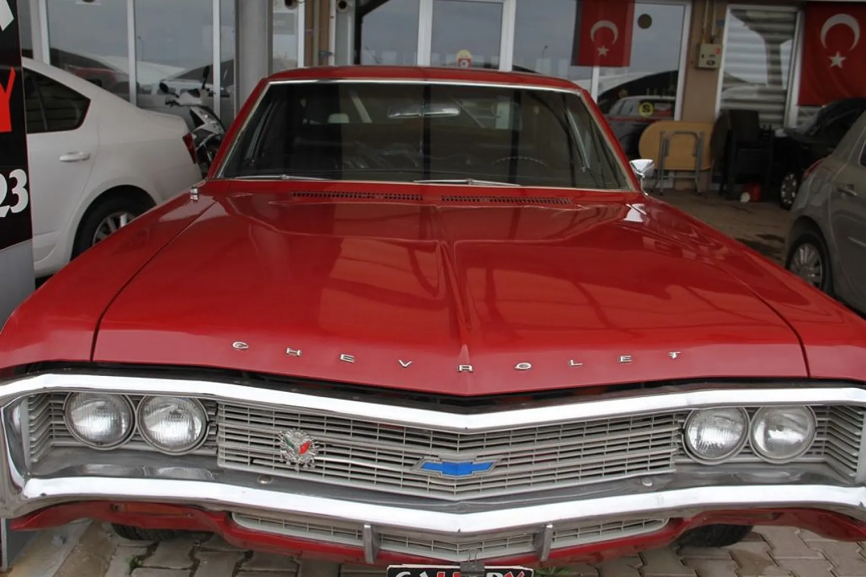 1969 model klasik aracına gözü gibi bakıyor