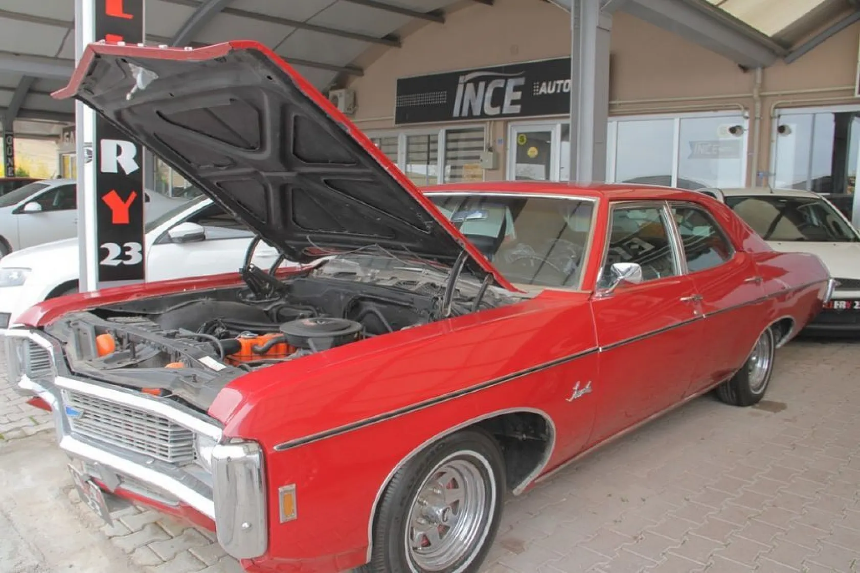 1969 model klasik aracına gözü gibi bakıyor