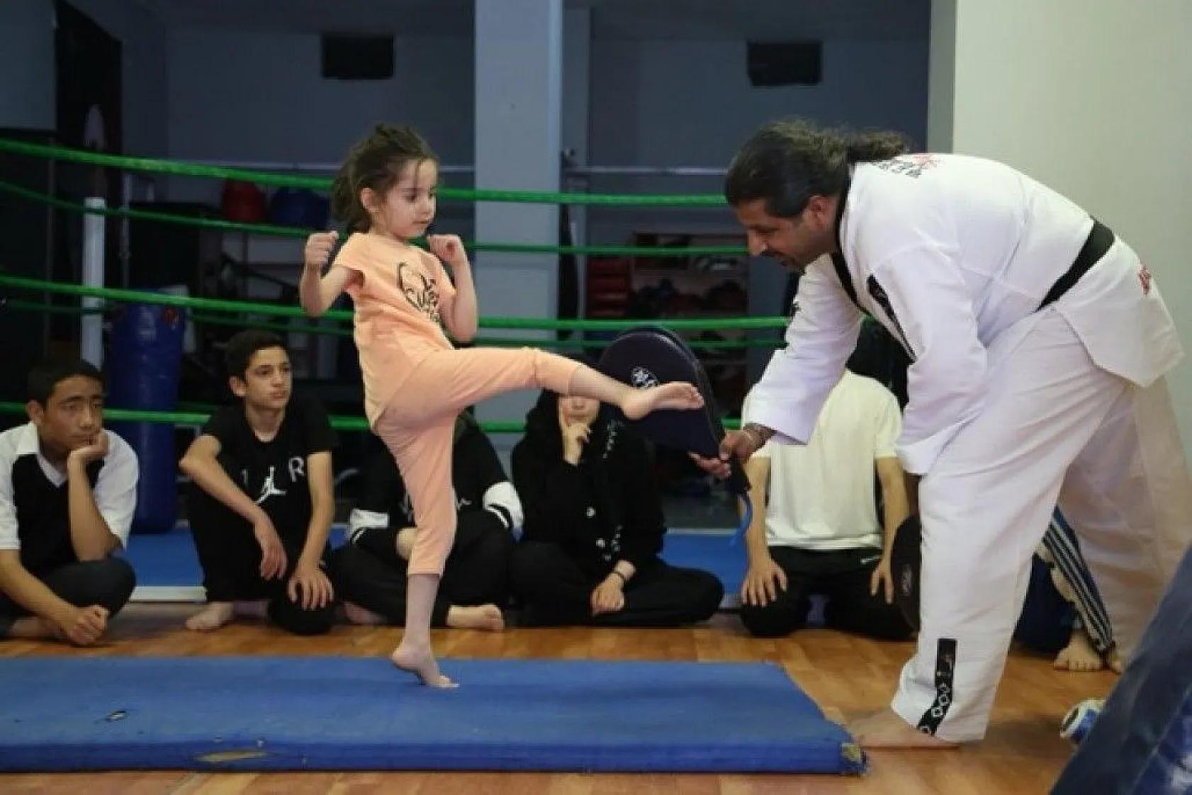 Dövüş sanatlarıyla gençlere destek