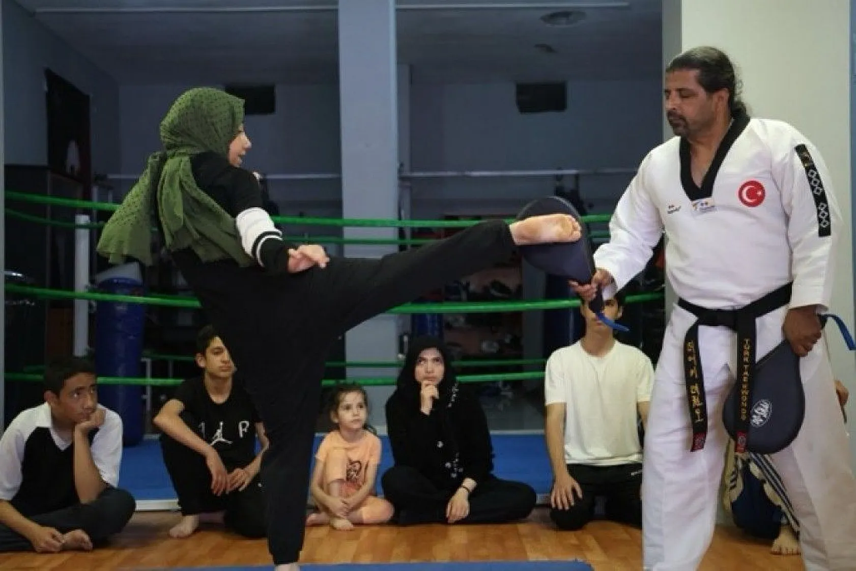 Dövüş sanatlarıyla gençlere destek