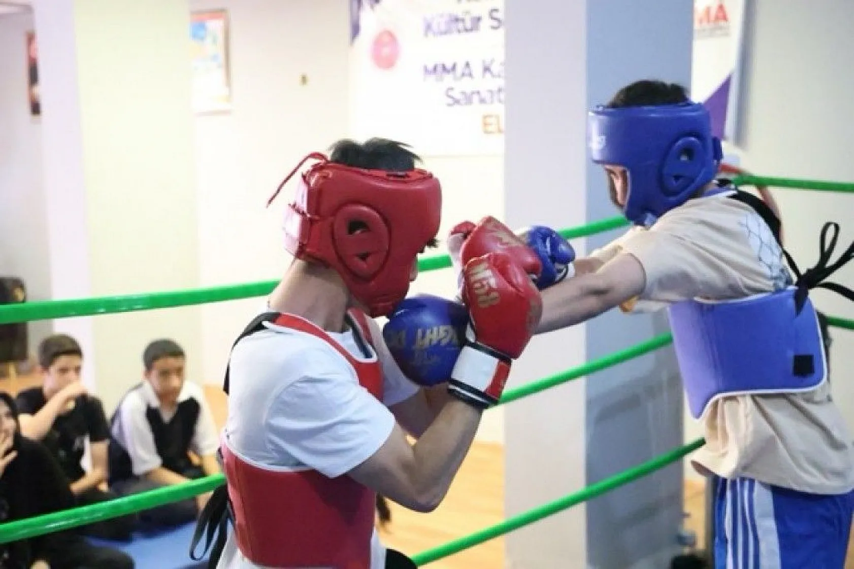 Dövüş sanatlarıyla gençlere destek