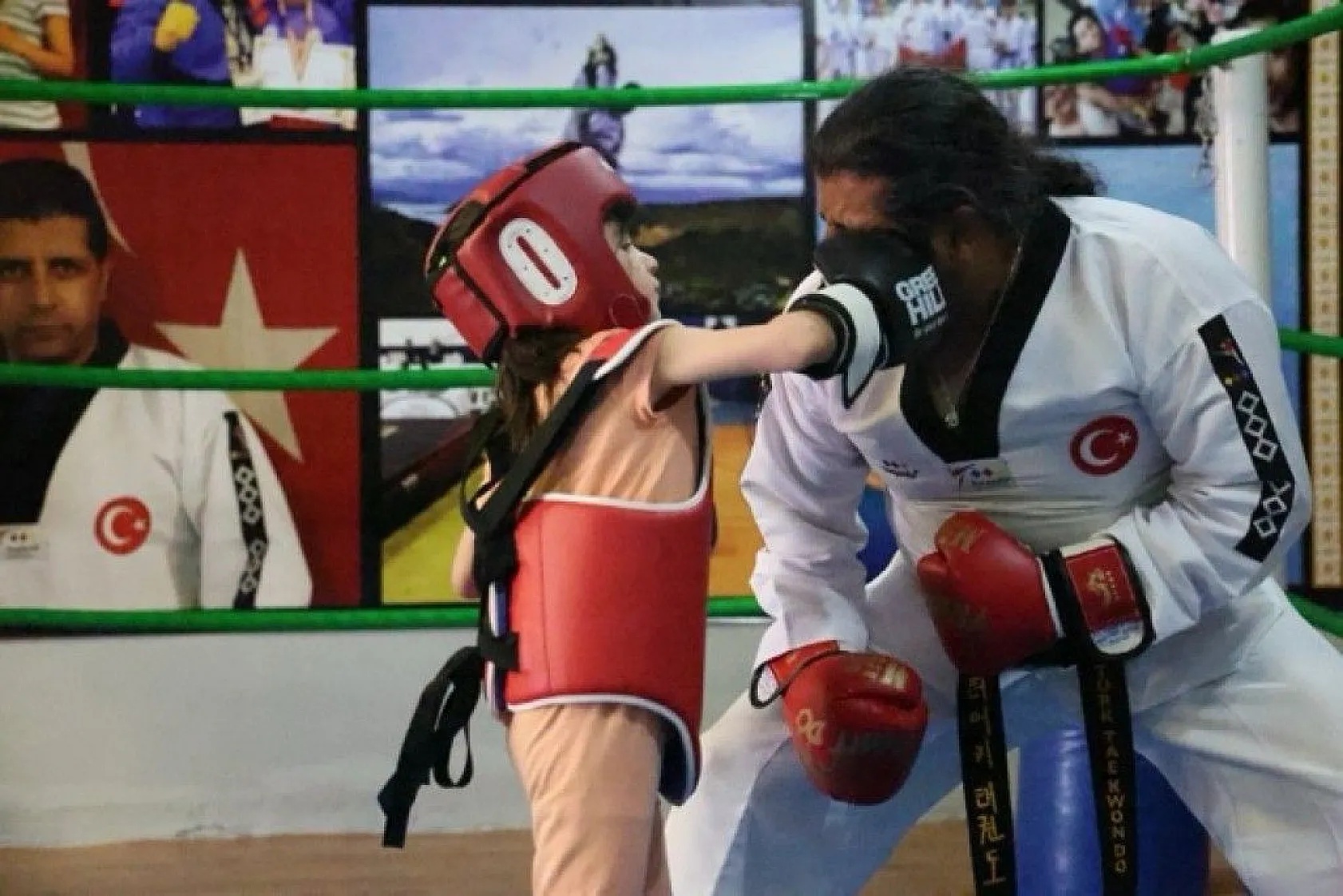 Dövüş sanatlarıyla gençlere destek