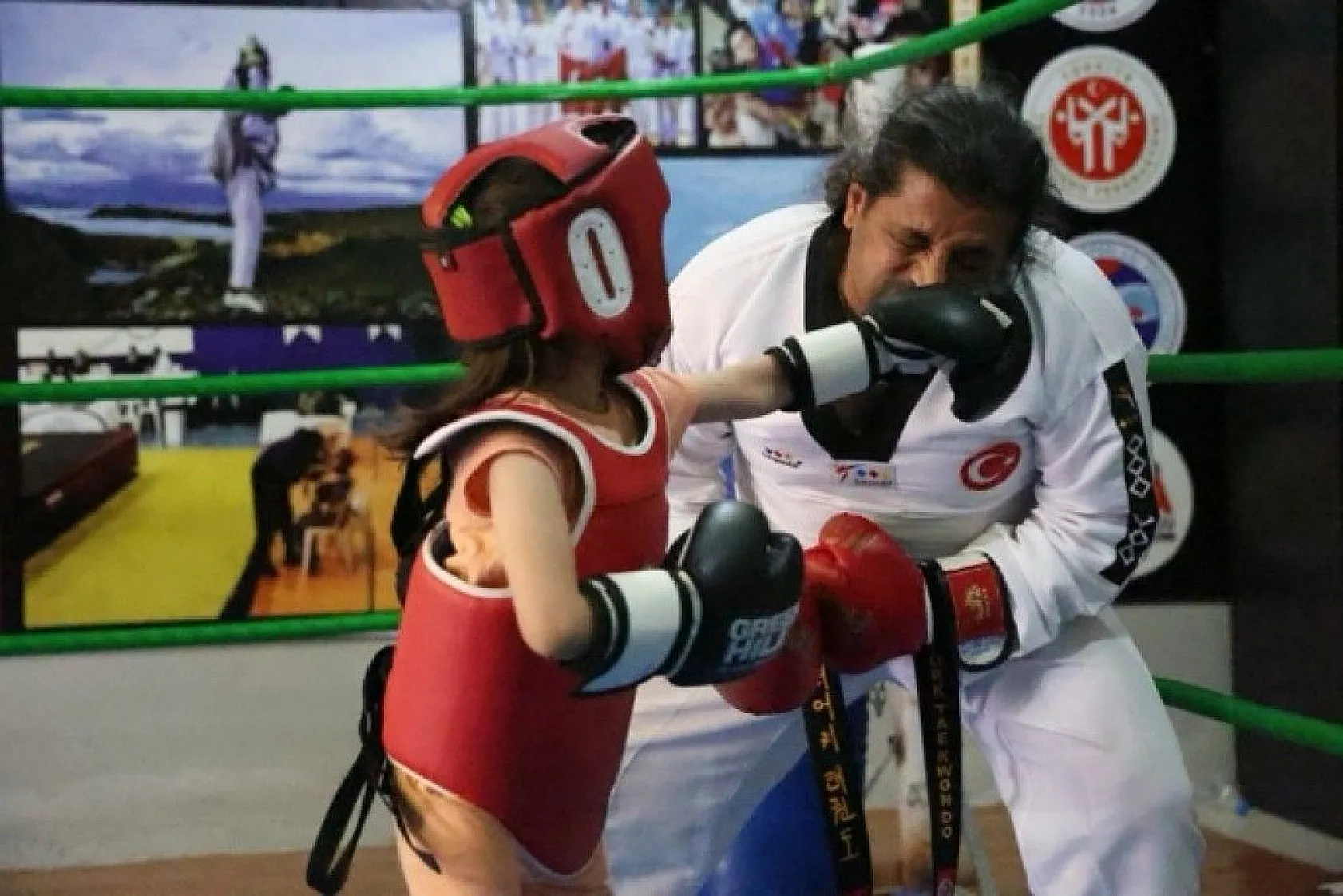 Dövüş sanatlarıyla gençlere destek