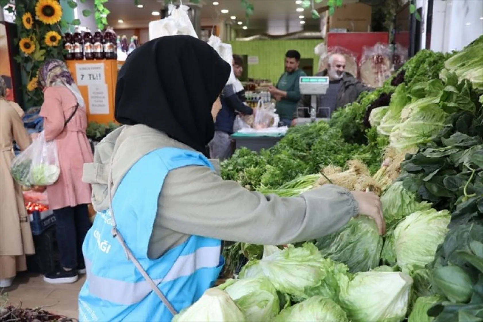 Üniversiteli gençler yaşlıların iftar sofralarını hazırlıyor