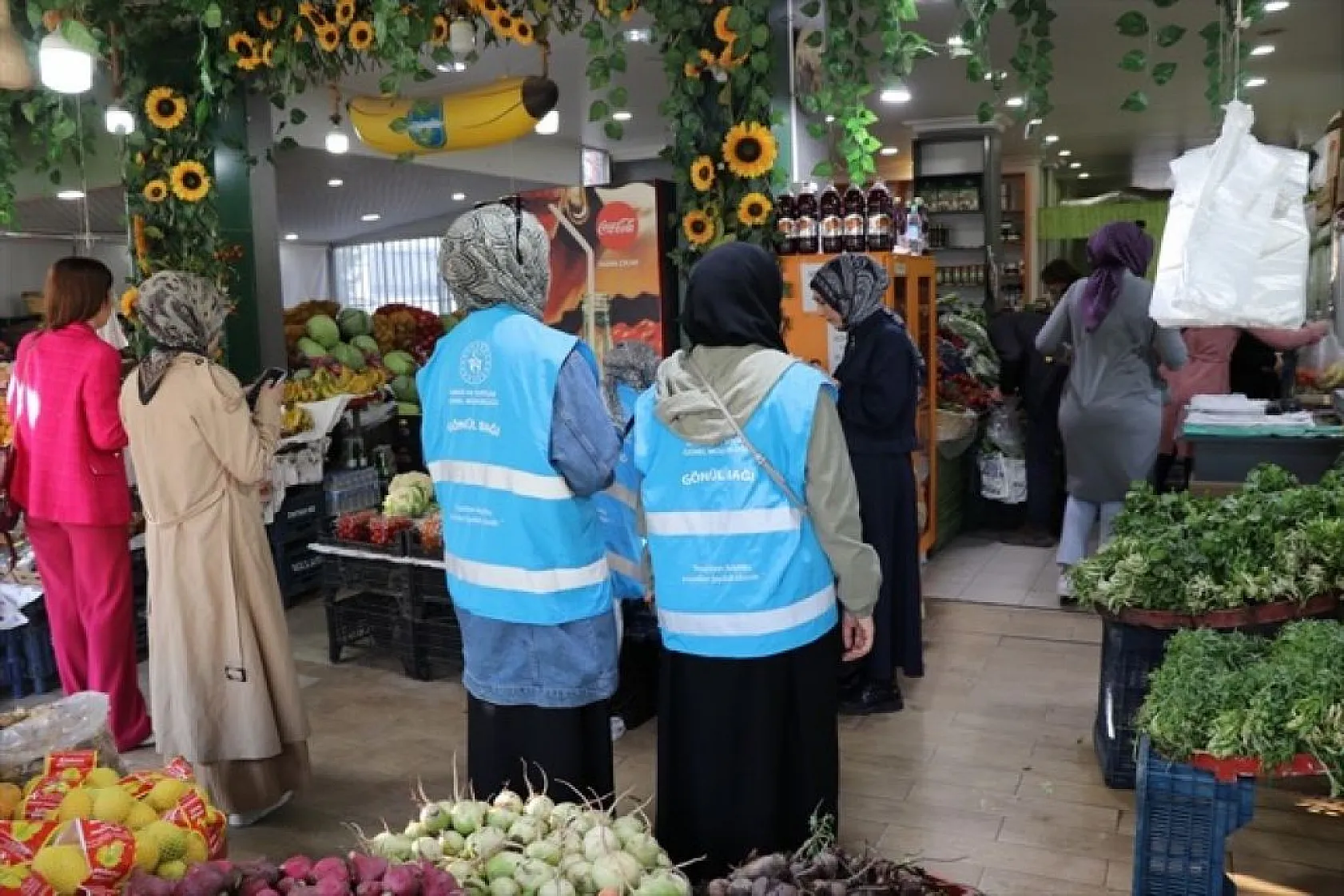 Üniversiteli gençler yaşlıların iftar sofralarını hazırlıyor