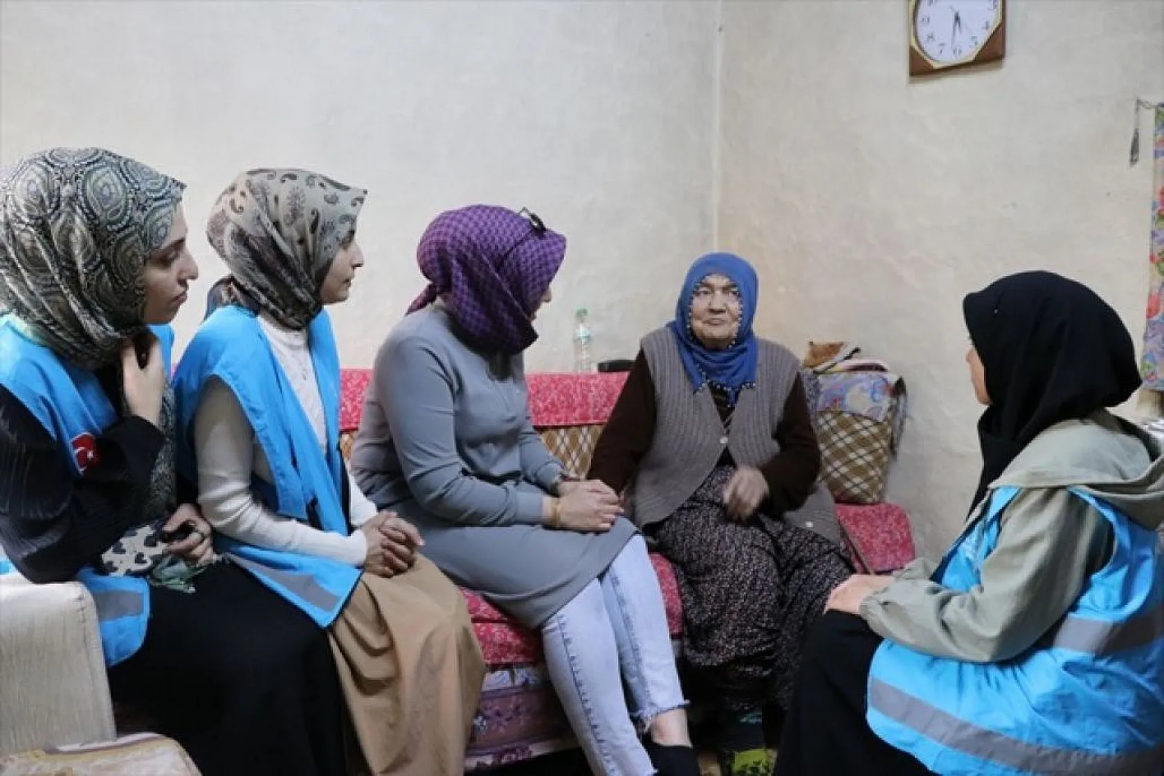 Üniversiteli gençler yaşlıların iftar sofralarını hazırlıyor