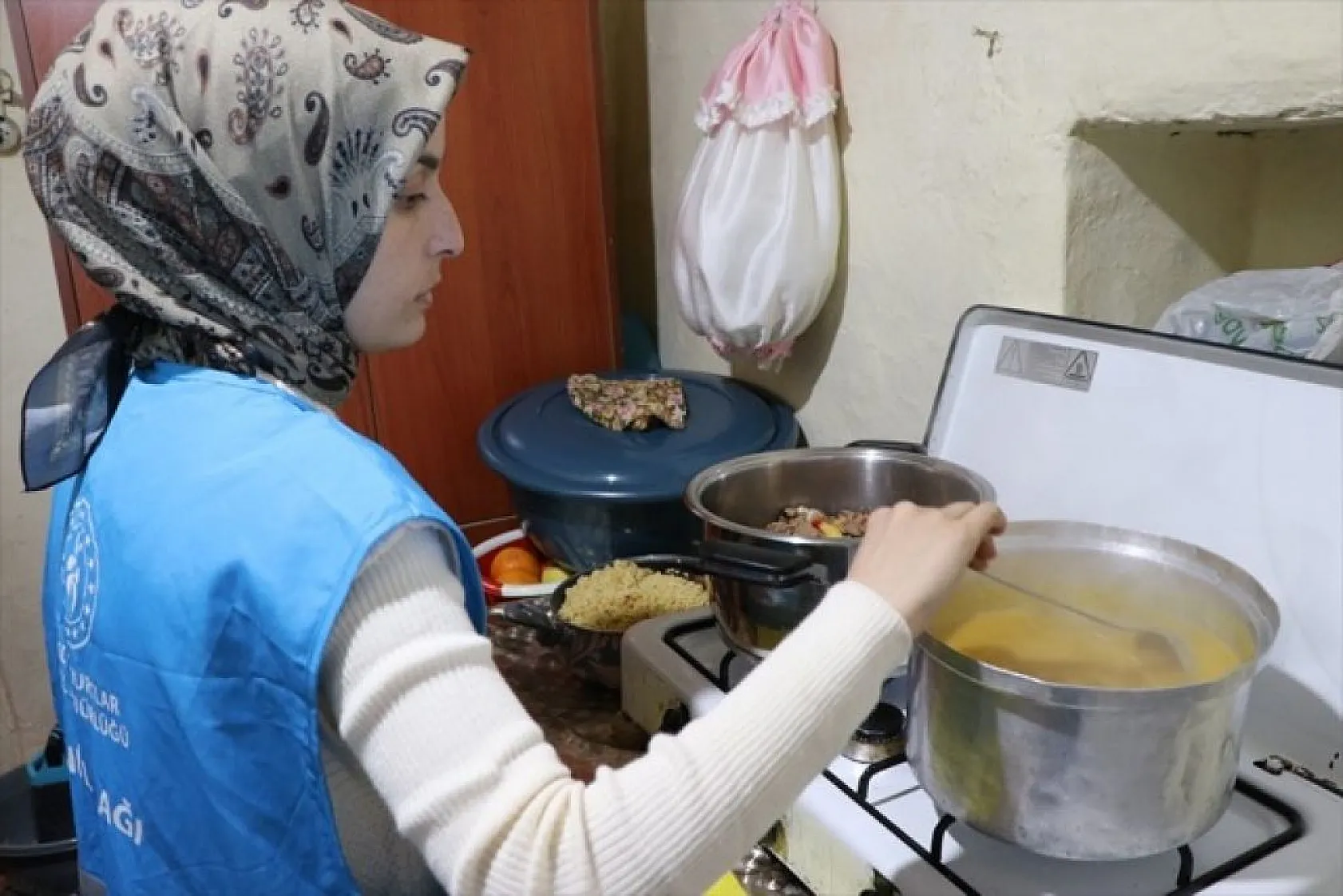 Üniversiteli gençler yaşlıların iftar sofralarını hazırlıyor