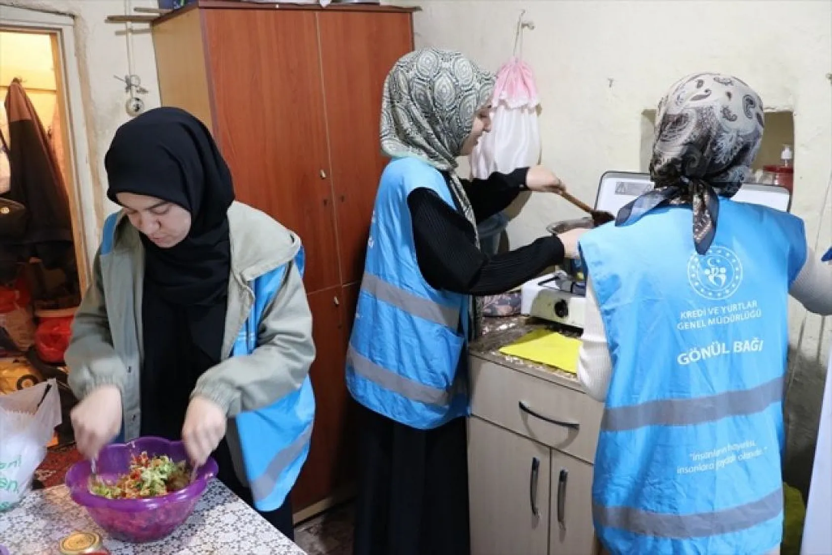 Üniversiteli gençler yaşlıların iftar sofralarını hazırlıyor