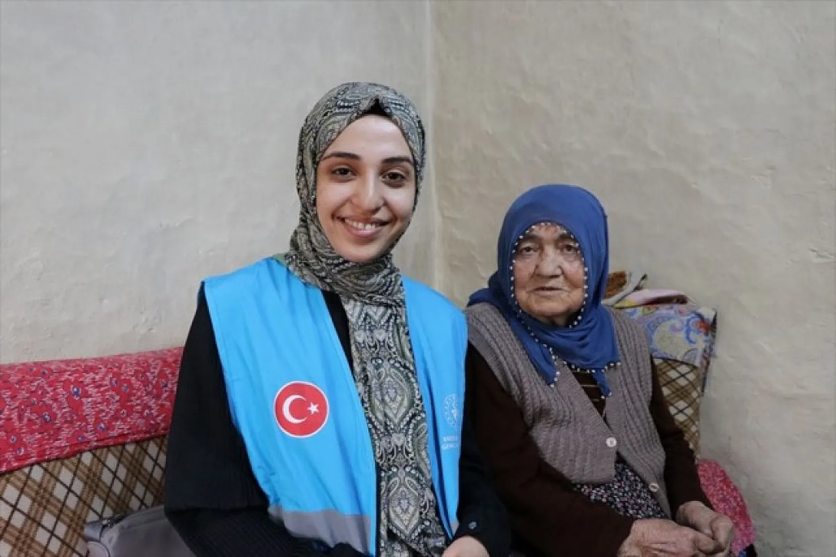 Üniversiteli gençler yaşlıların iftar sofralarını hazırlıyor