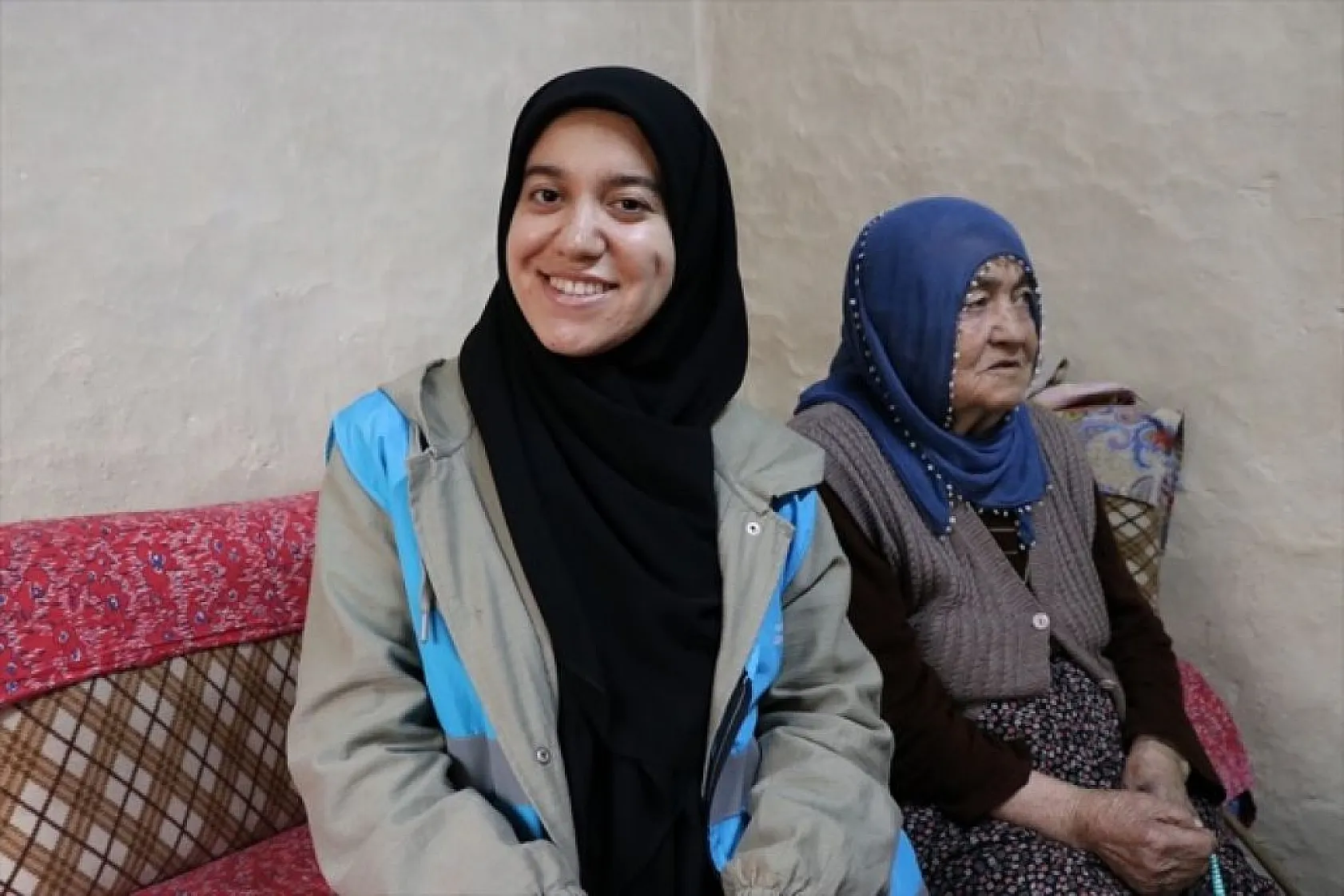 Üniversiteli gençler yaşlıların iftar sofralarını hazırlıyor