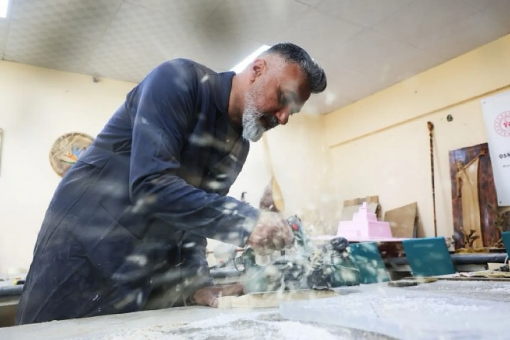 Bu atölyede kütükler sanata dönüşüyor