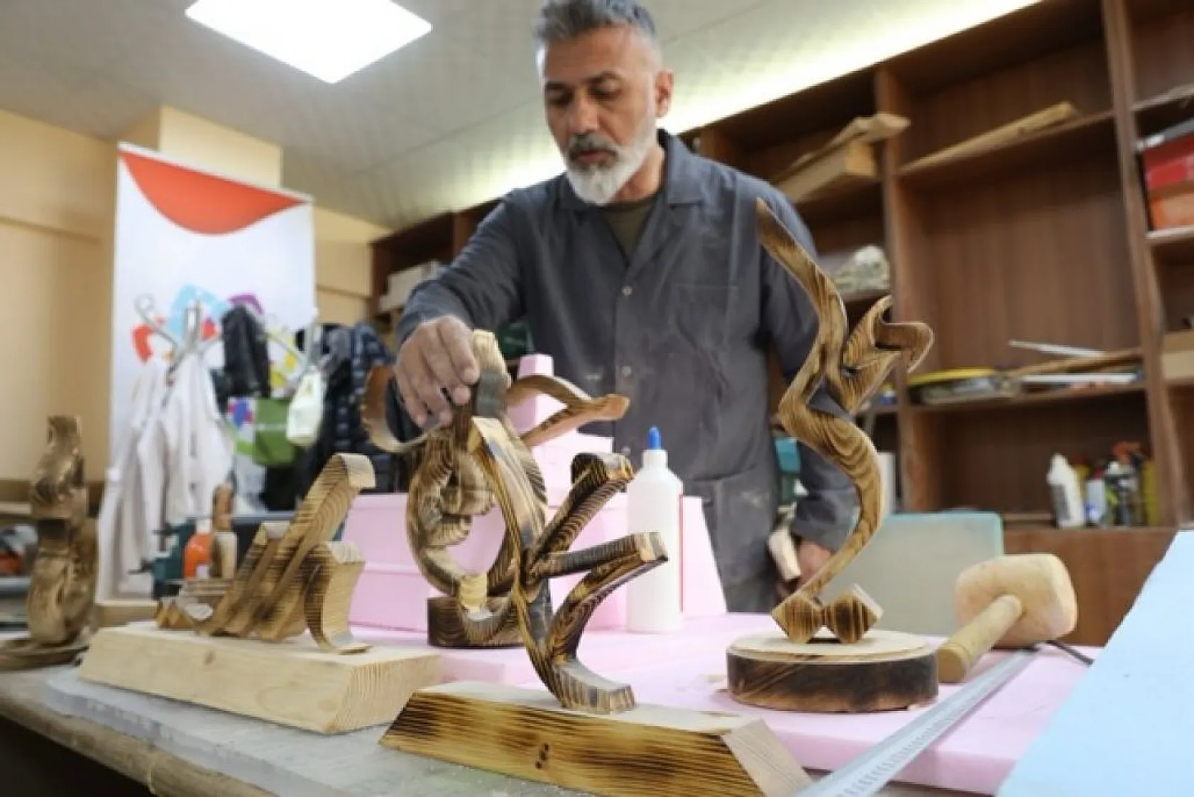 Bu atölyede kütükler sanata dönüşüyor