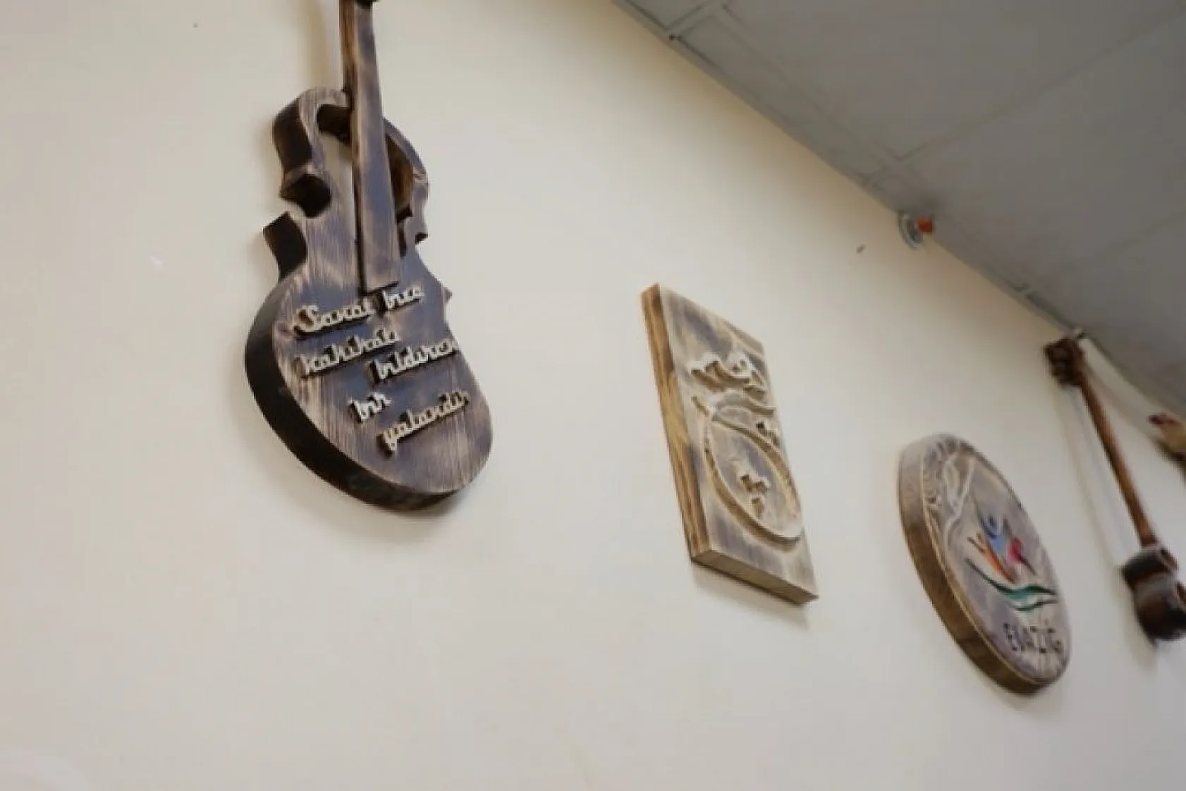 Bu atölyede kütükler sanata dönüşüyor