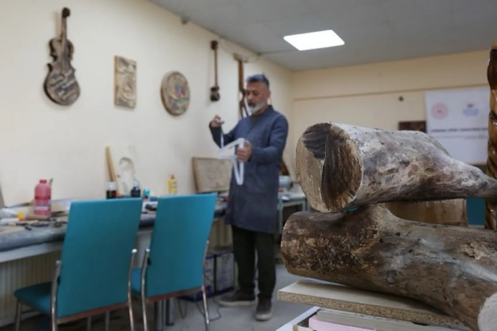 Bu atölyede kütükler sanata dönüşüyor