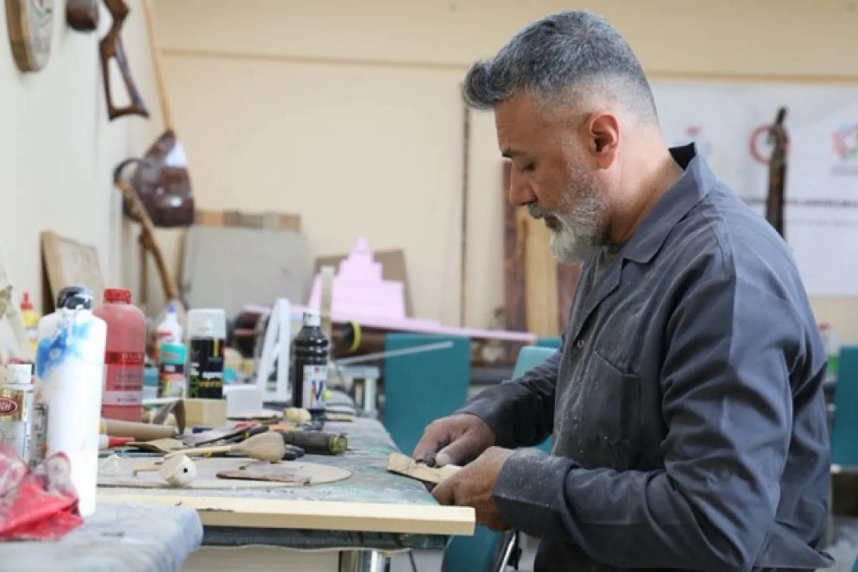 Bu atölyede kütükler sanata dönüşüyor