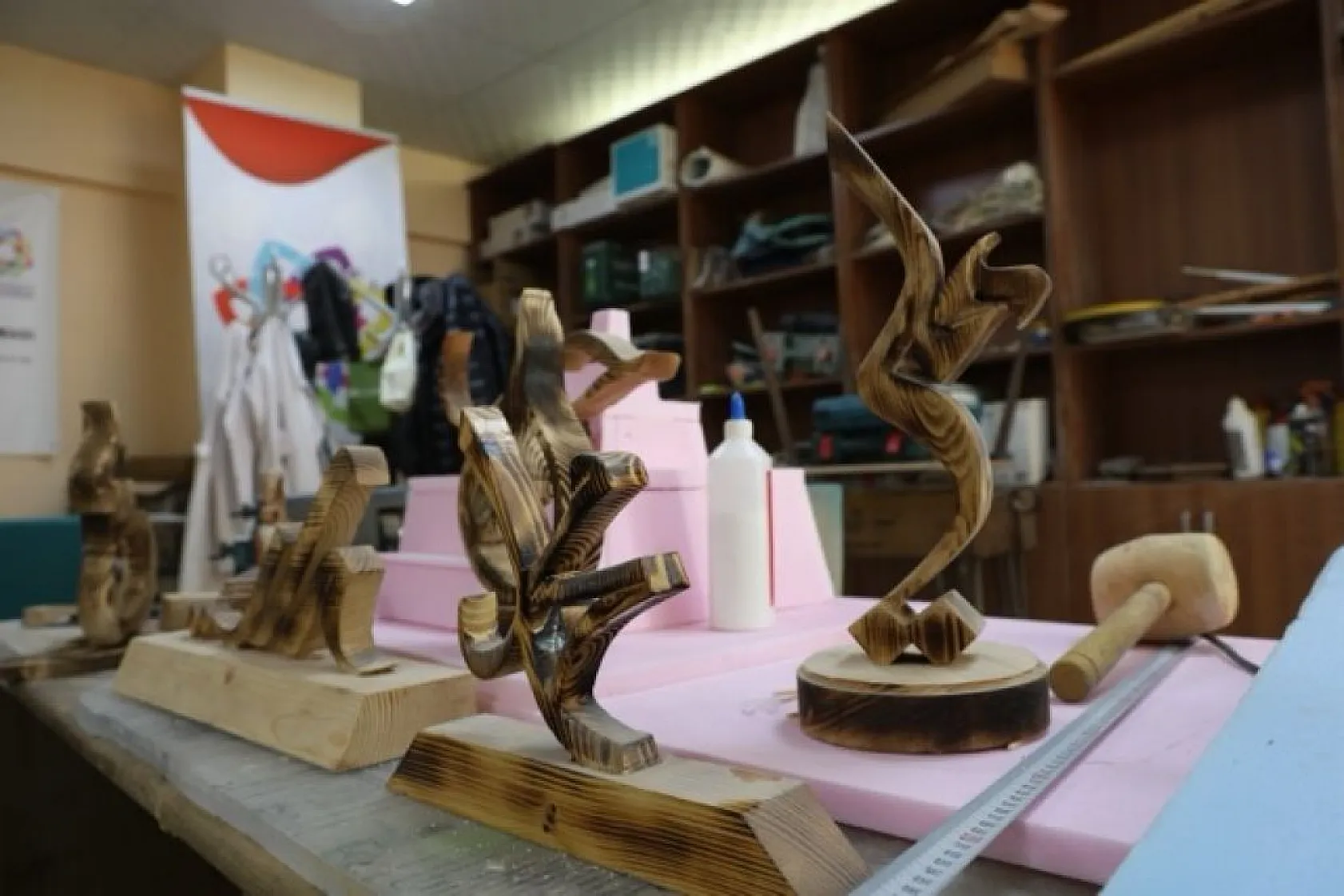 Bu atölyede kütükler sanata dönüşüyor