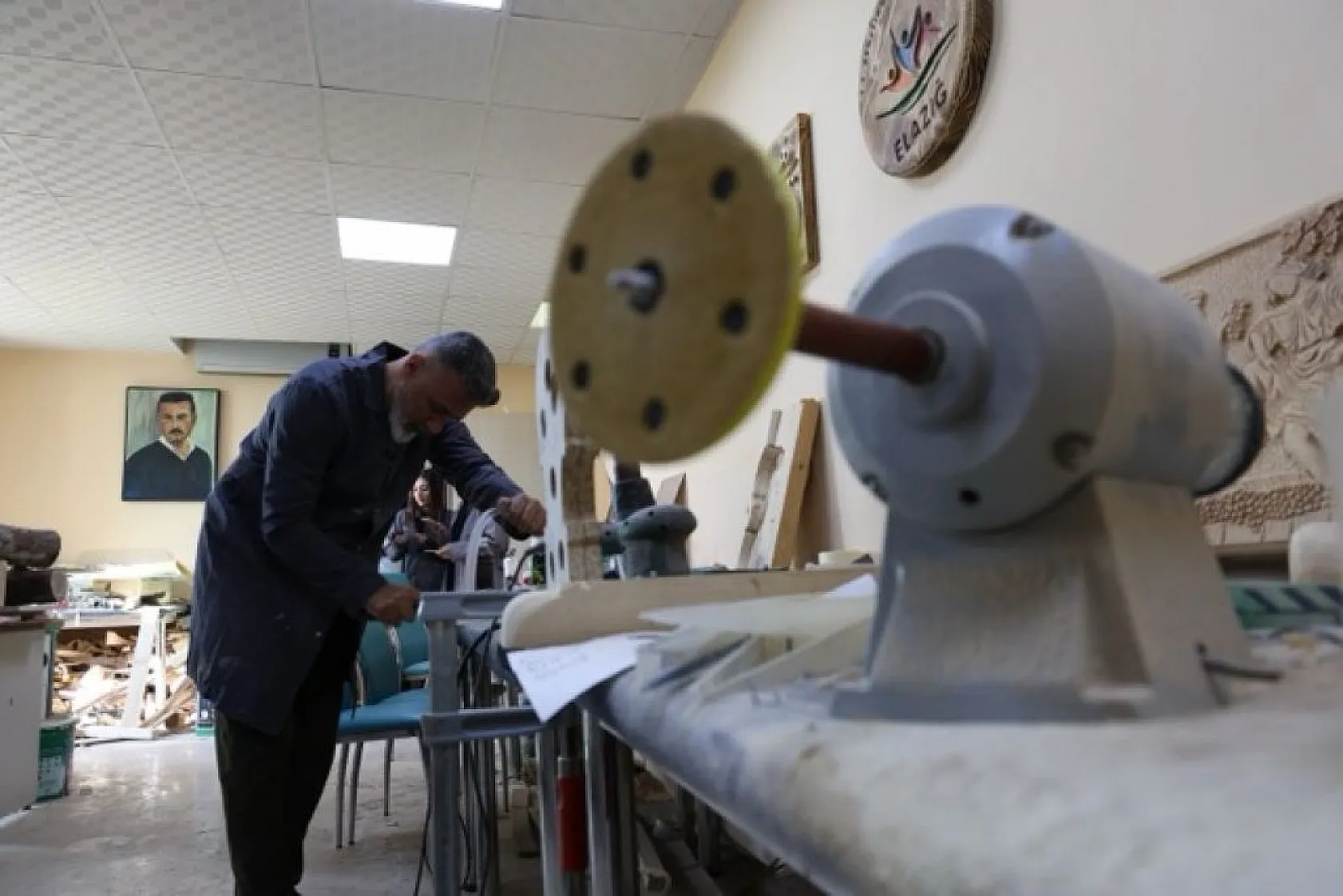 Bu atölyede kütükler sanata dönüşüyor