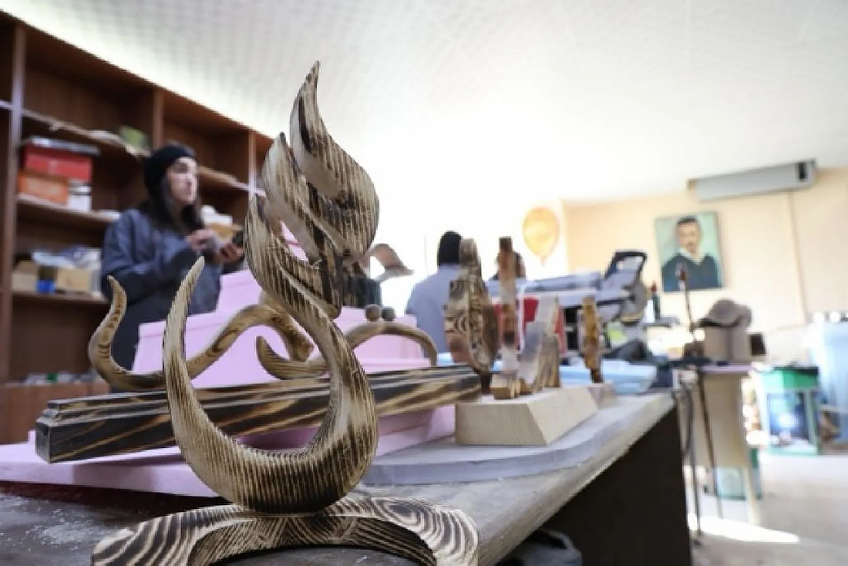 Bu atölyede kütükler sanata dönüşüyor