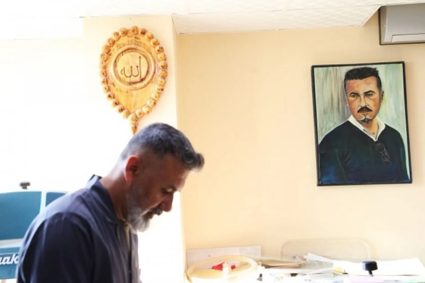 Bu atölyede kütükler sanata dönüşüyor