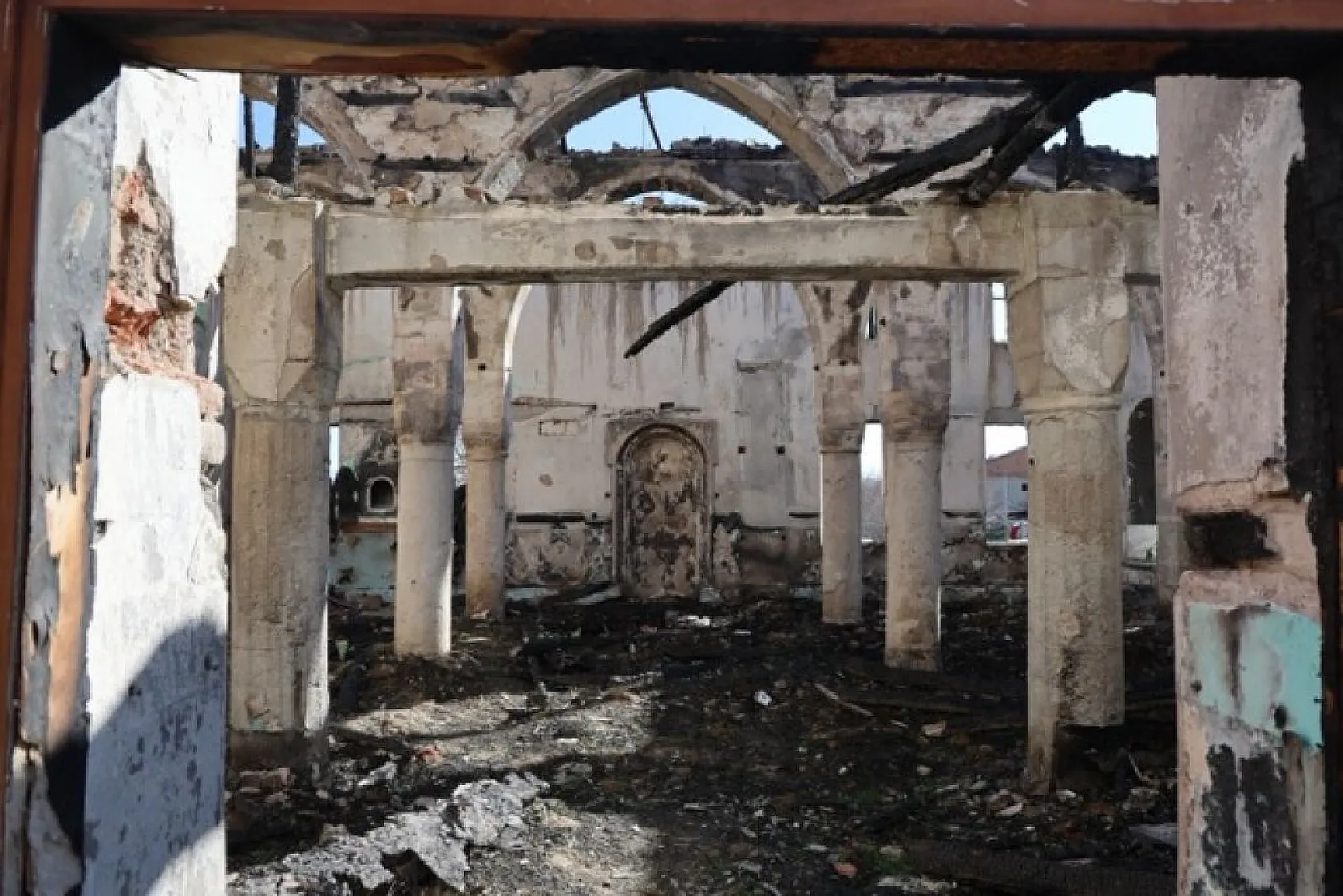 300 yıllık cami bakımsızlıktan harabeye döndü