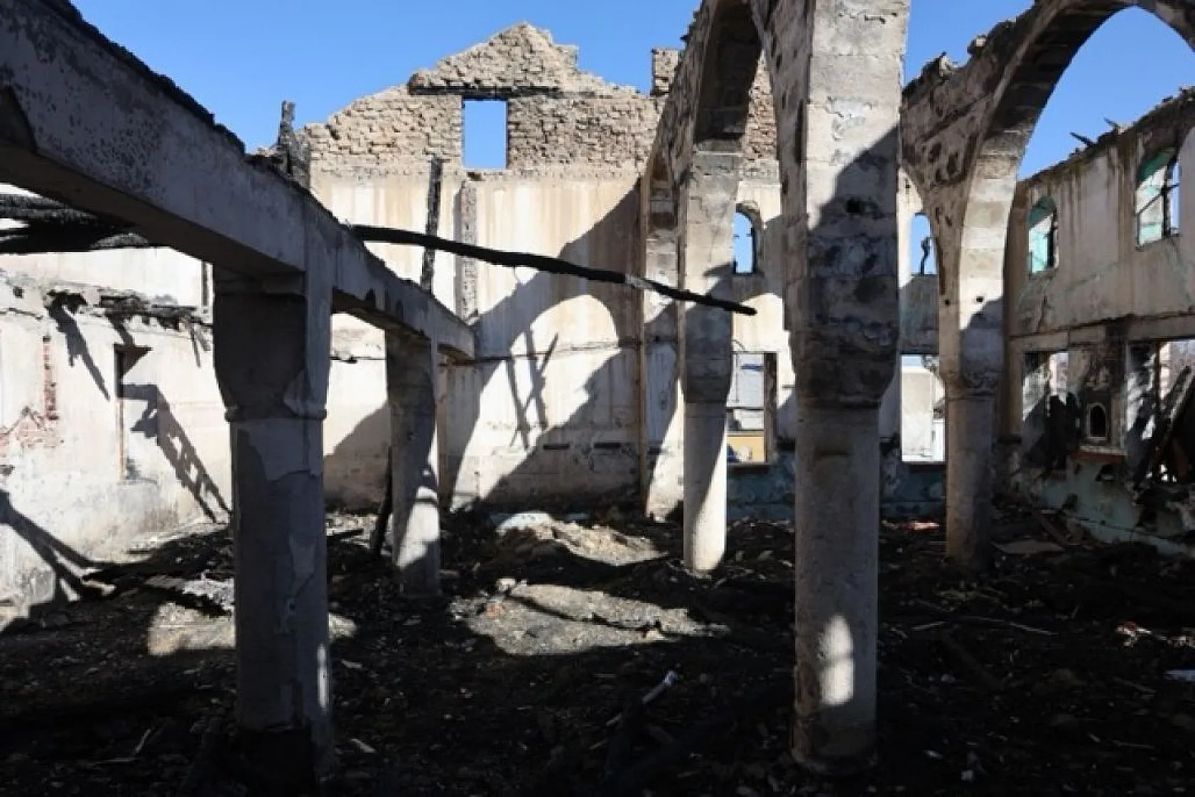 300 yıllık cami bakımsızlıktan harabeye döndü
