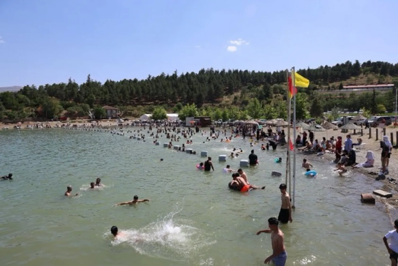 Hazar Gölü, tatilcilerin gözdesi oldu