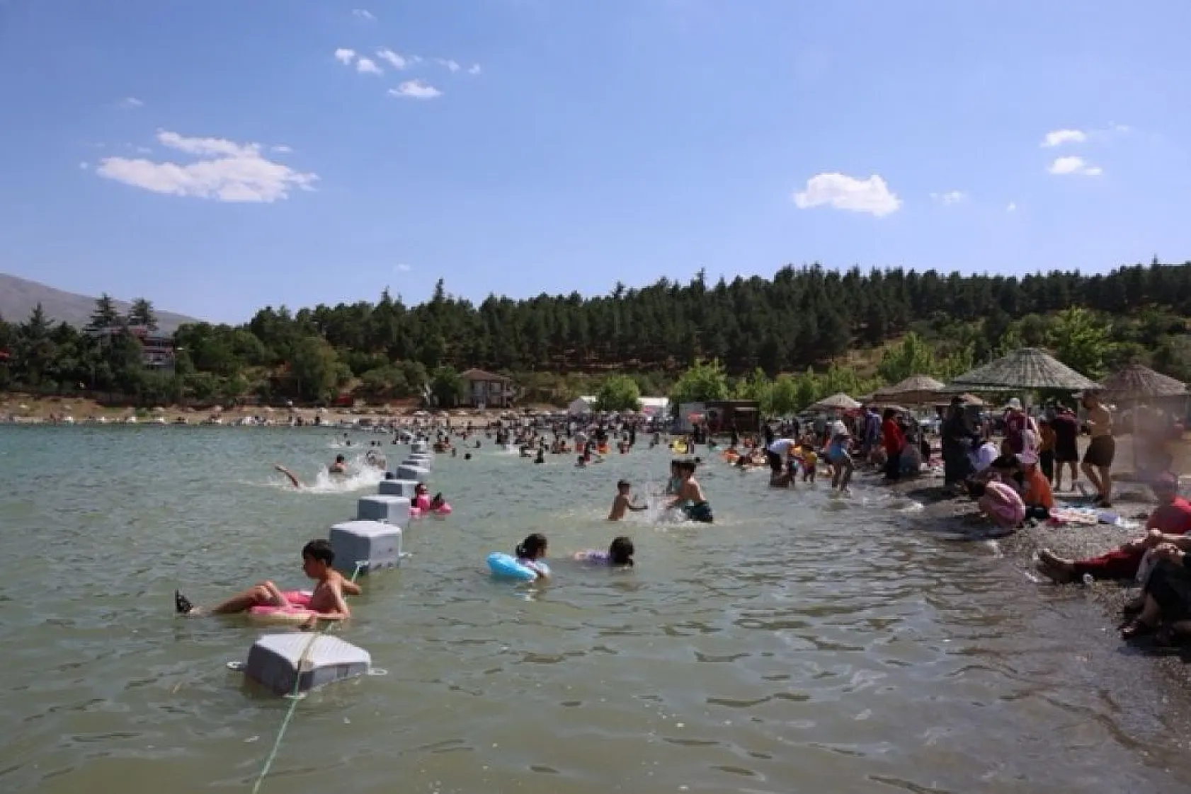 Hazar Gölü, tatilcilerin gözdesi oldu