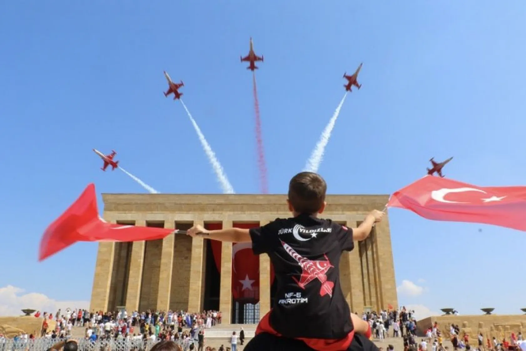 Türk Yıldızları'ndan saygı uçuşu