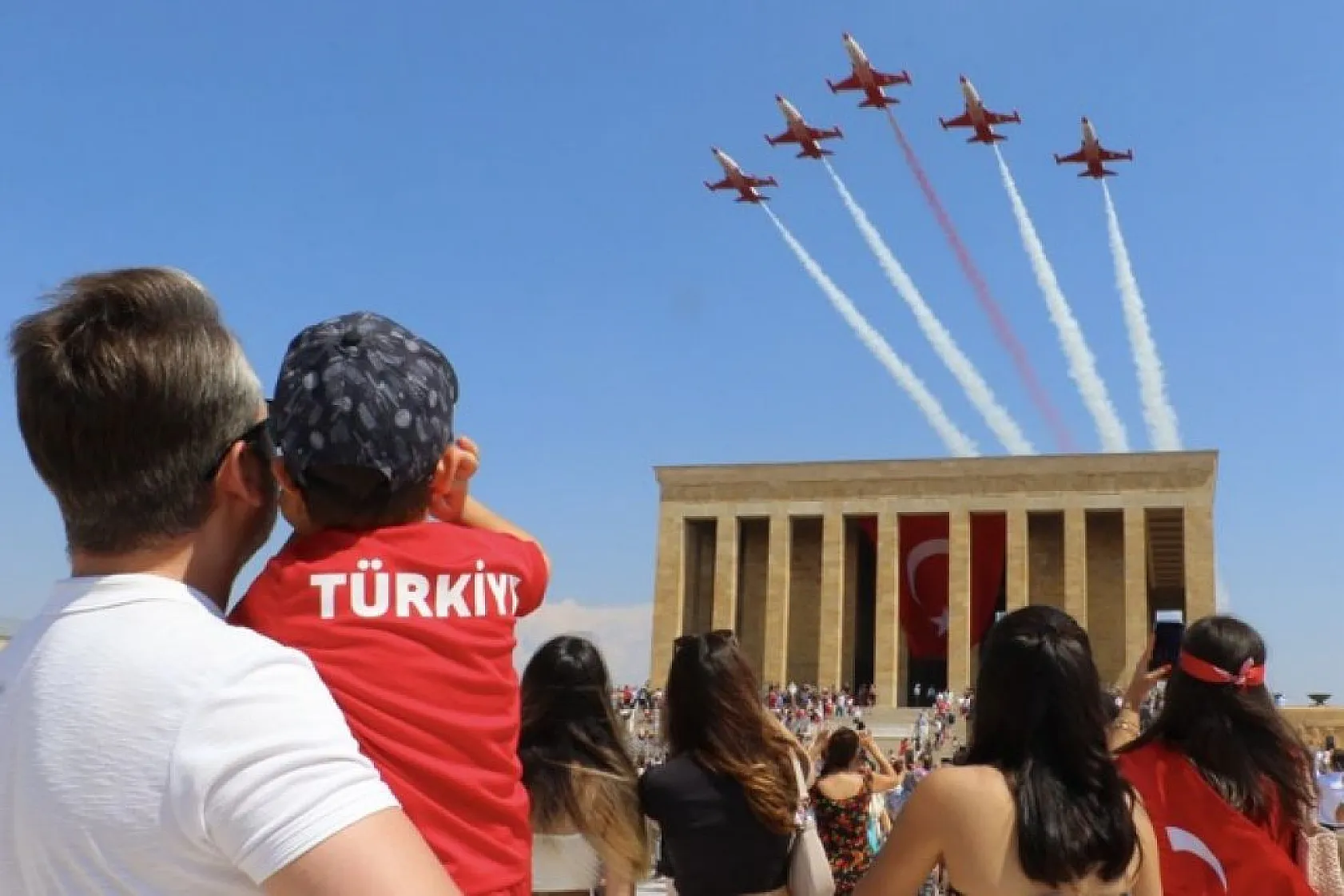 Türk Yıldızları'ndan saygı uçuşu