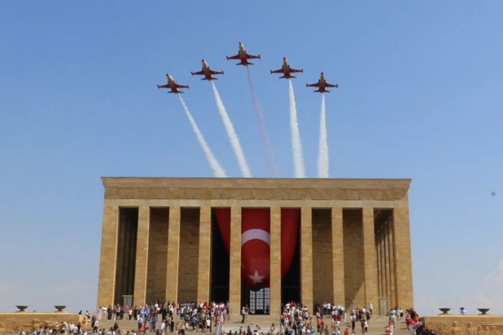 Türk Yıldızları'ndan saygı uçuşu