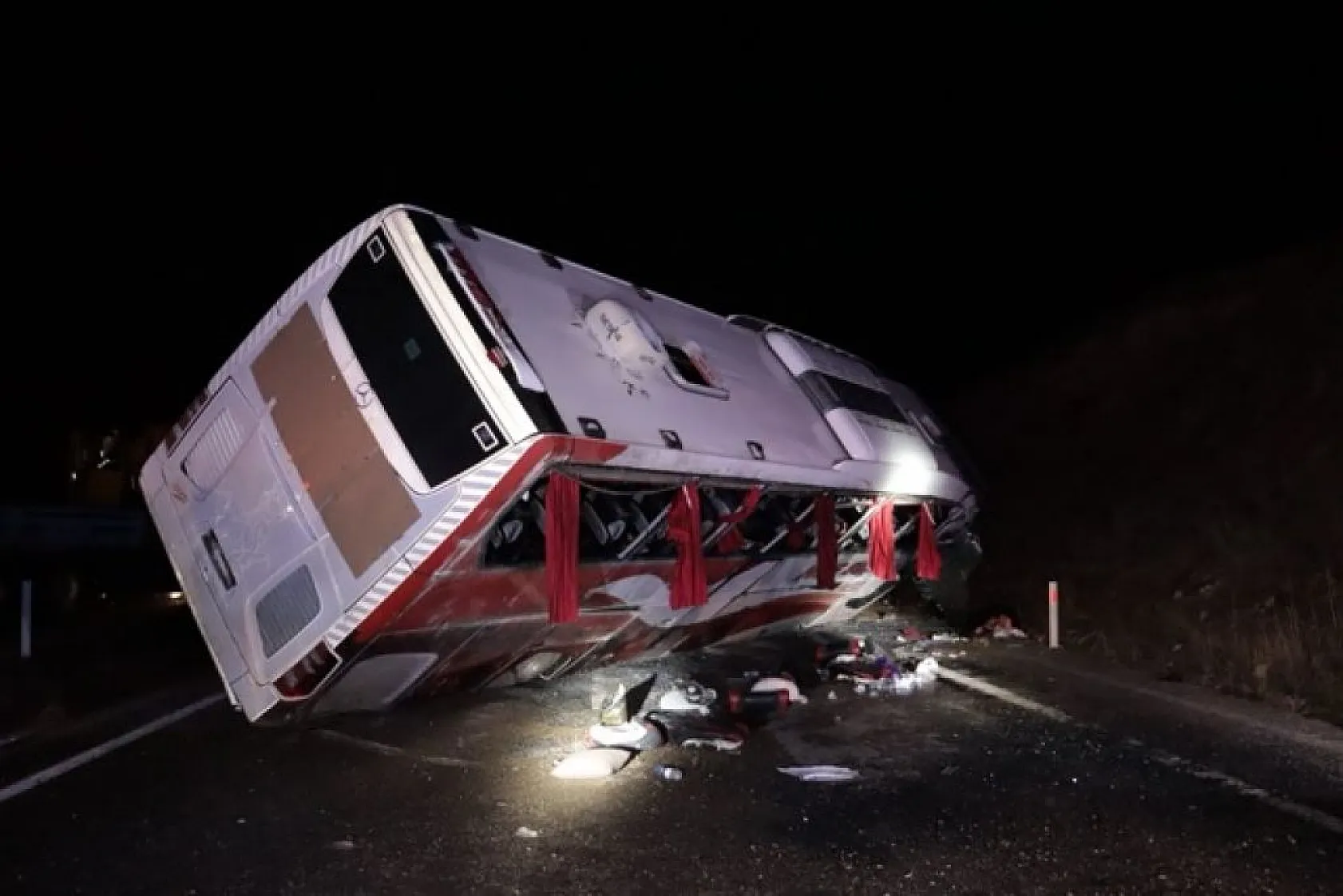 Yolcu otobüsü devrildi! Çok sayıda yaralı var...