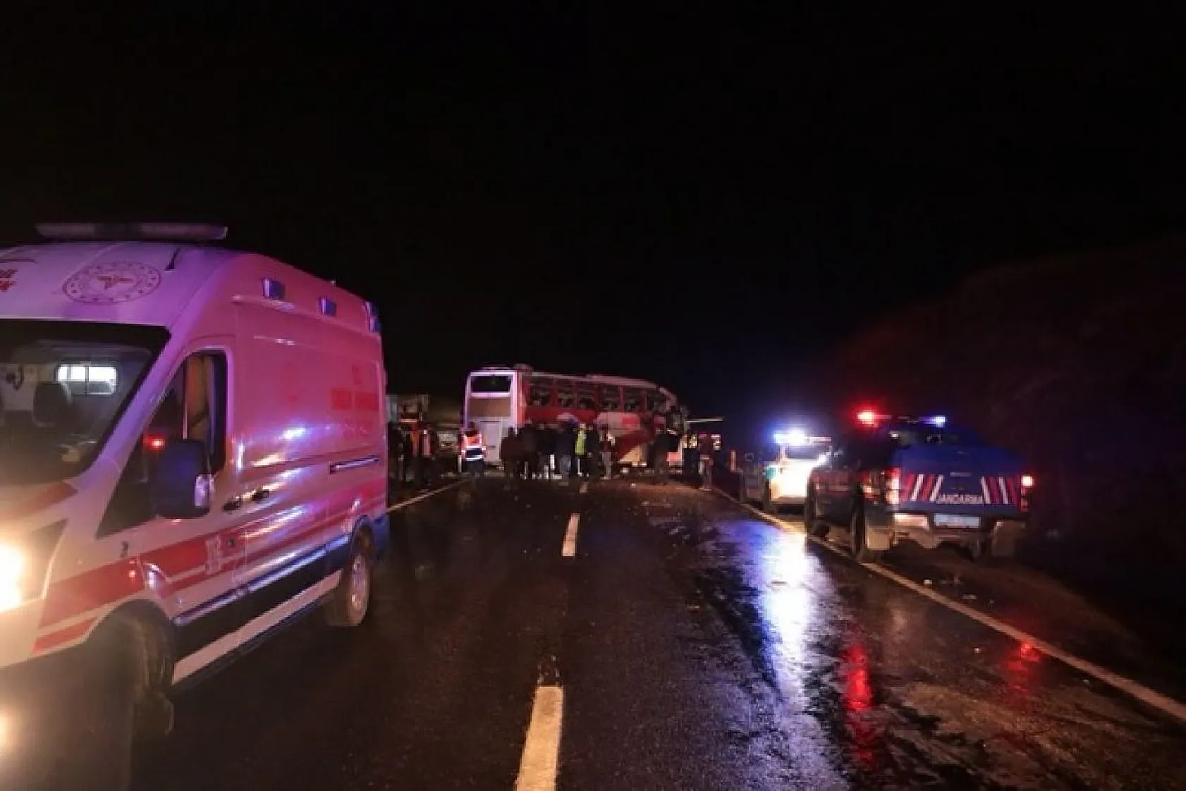 Yolcu otobüsü devrildi! Çok sayıda yaralı var...