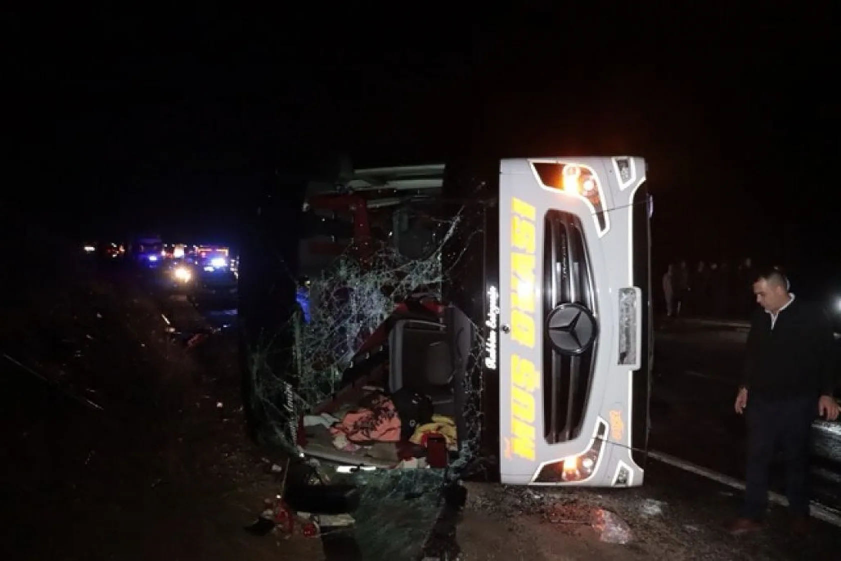 Yolcu otobüsü devrildi! Çok sayıda yaralı var...