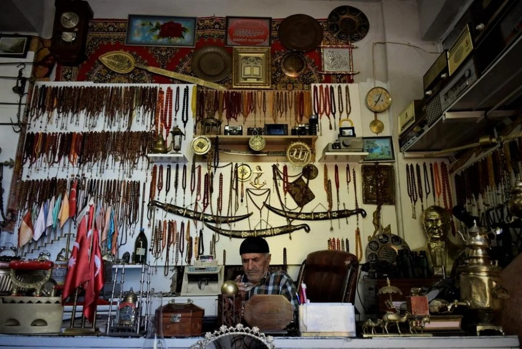 Yıllarca topladığı kıyafetlerle antika eşyaları takas etti, deposunu müzeye çevirdi