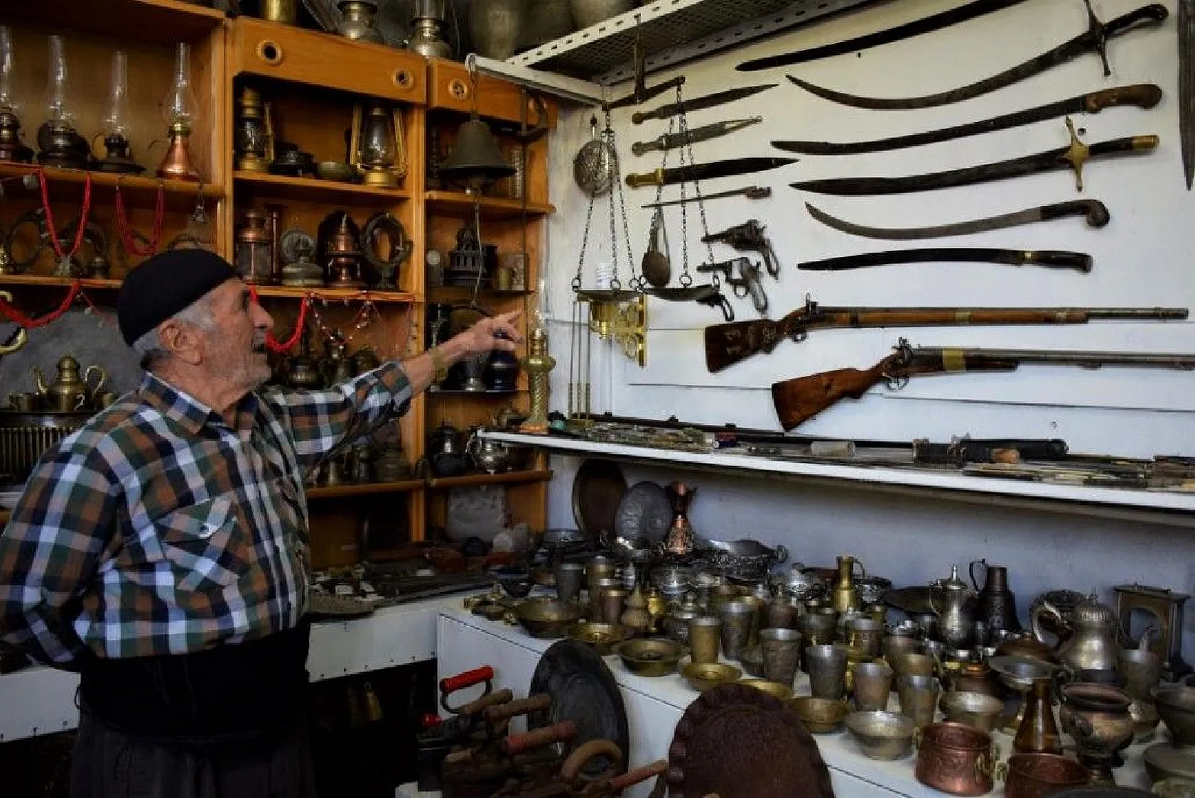 Yıllarca topladığı kıyafetlerle antika eşyaları takas etti, deposunu müzeye çevirdi