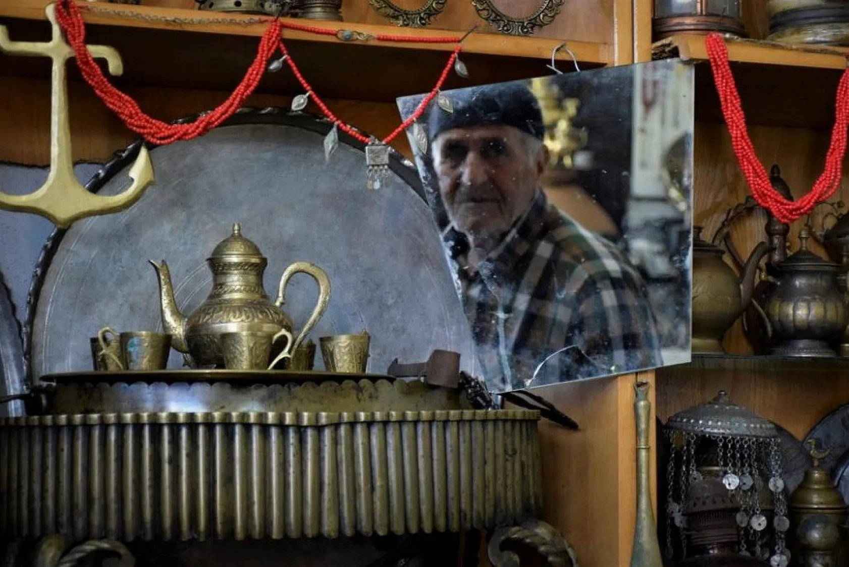 Yıllarca topladığı kıyafetlerle antika eşyaları takas etti, deposunu müzeye çevirdi