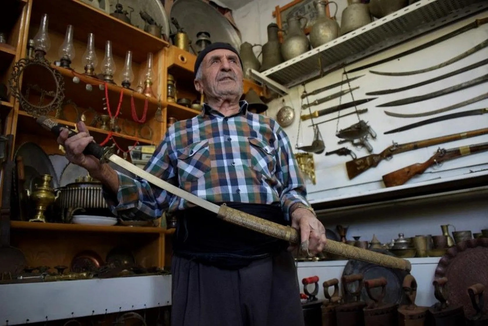 Yıllarca topladığı kıyafetlerle antika eşyaları takas etti, deposunu müzeye çevirdi