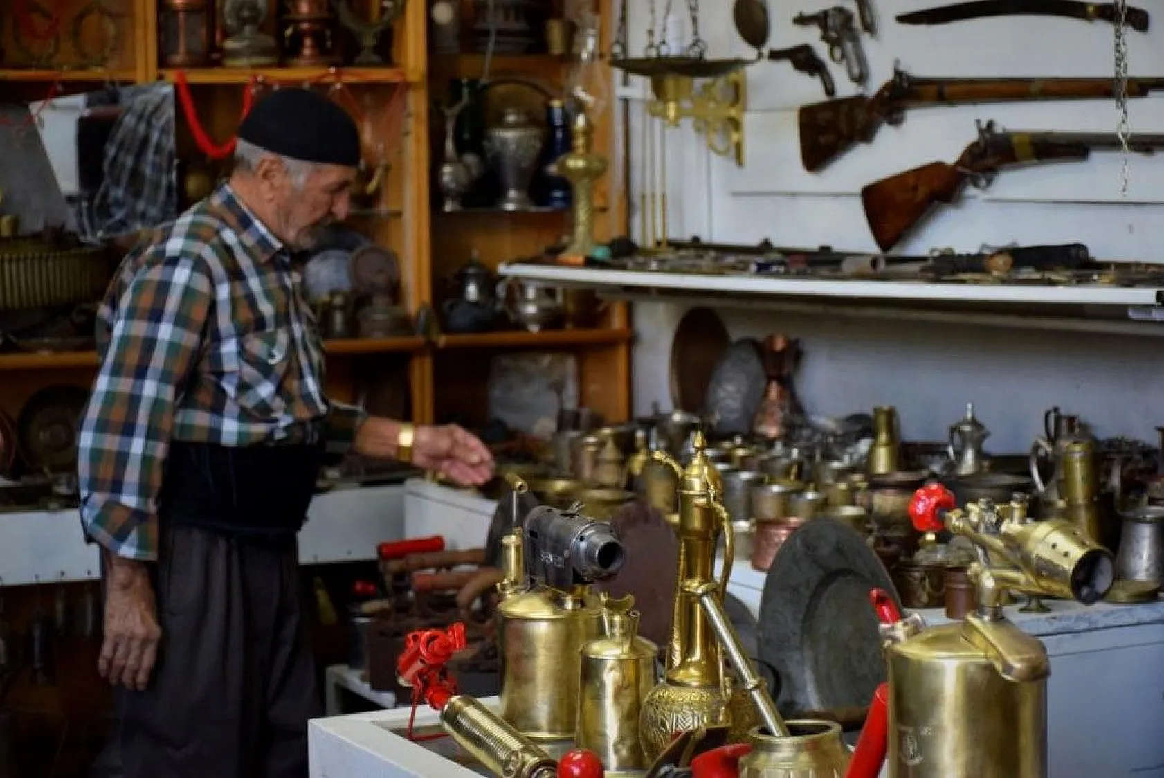 Yıllarca topladığı kıyafetlerle antika eşyaları takas etti, deposunu müzeye çevirdi
