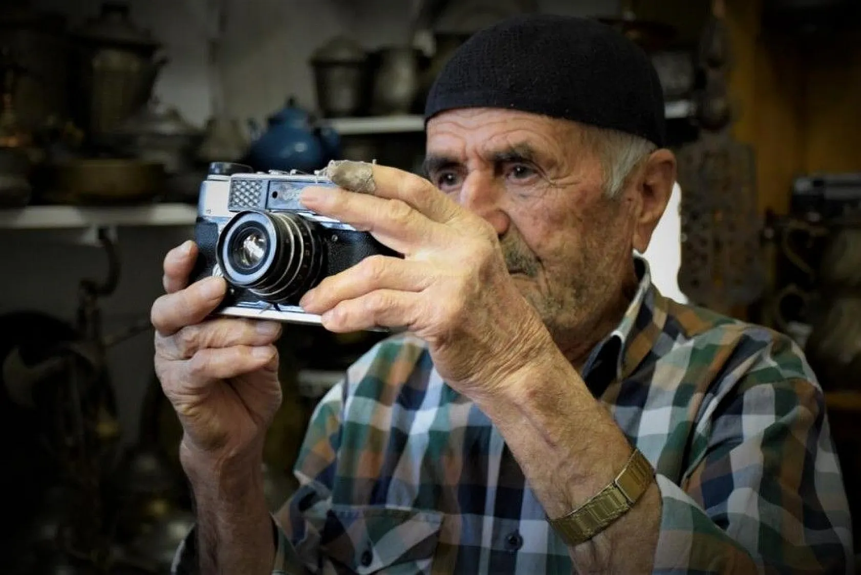 Yıllarca topladığı kıyafetlerle antika eşyaları takas etti, deposunu müzeye çevirdi