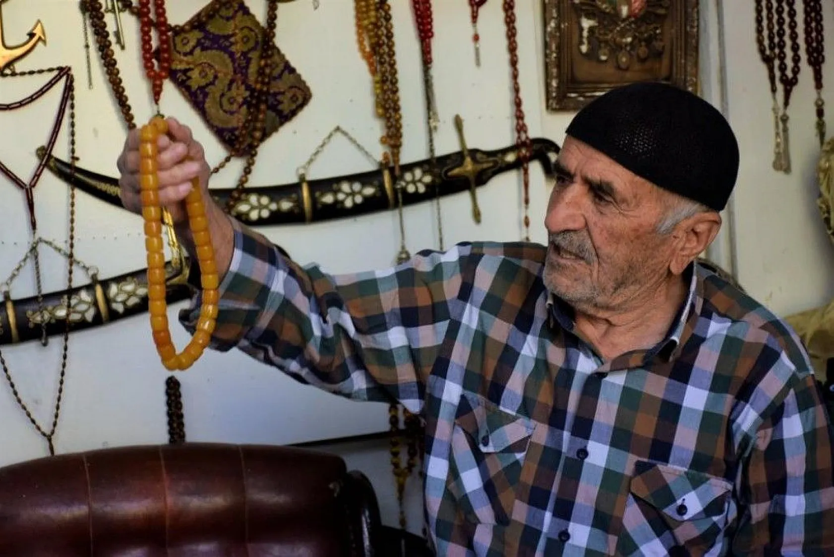 Yıllarca topladığı kıyafetlerle antika eşyaları takas etti, deposunu müzeye çevirdi