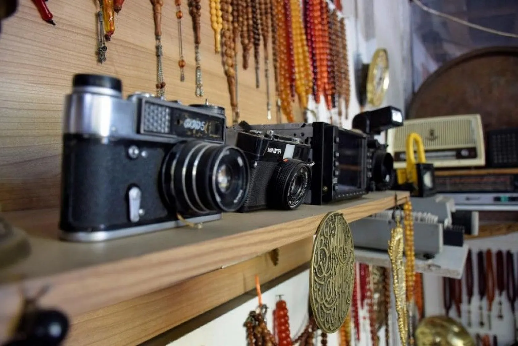 Yıllarca topladığı kıyafetlerle antika eşyaları takas etti, deposunu müzeye çevirdi