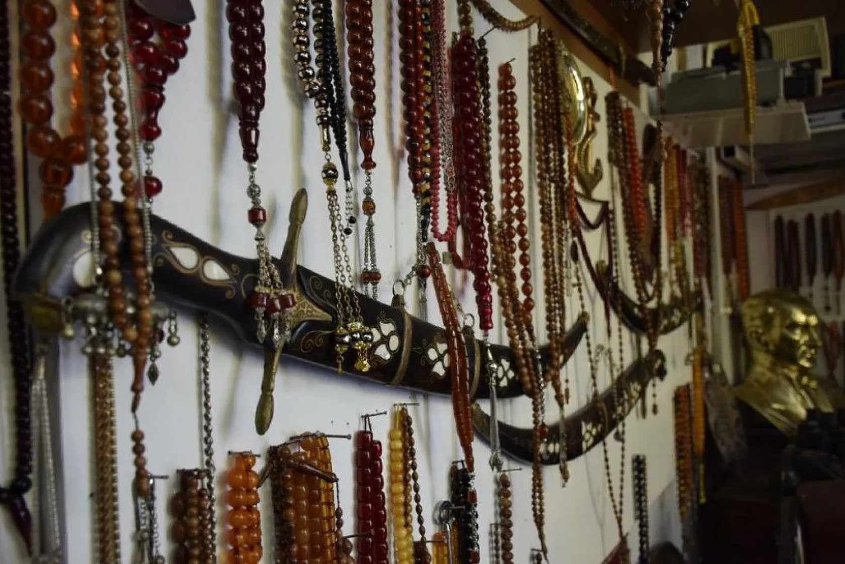 Yıllarca topladığı kıyafetlerle antika eşyaları takas etti, deposunu müzeye çevirdi