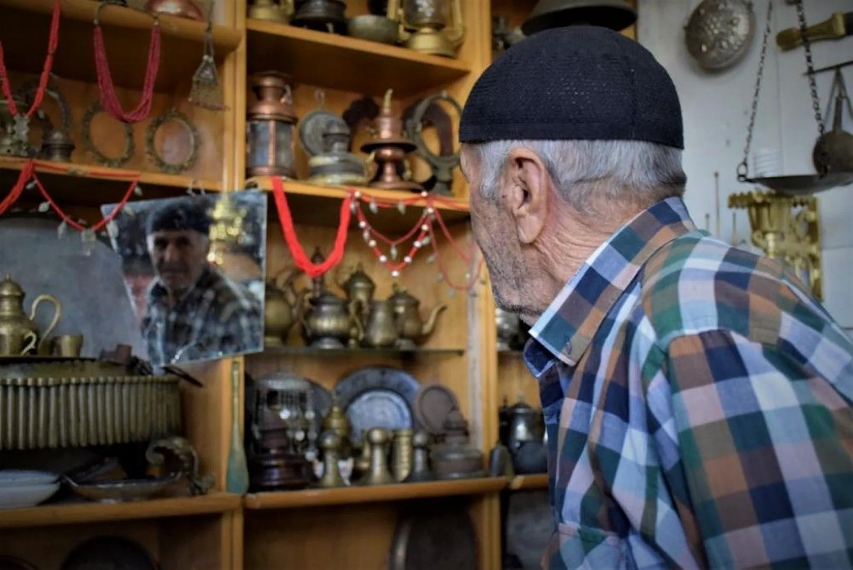 Yıllarca topladığı kıyafetlerle antika eşyaları takas etti, deposunu müzeye çevirdi