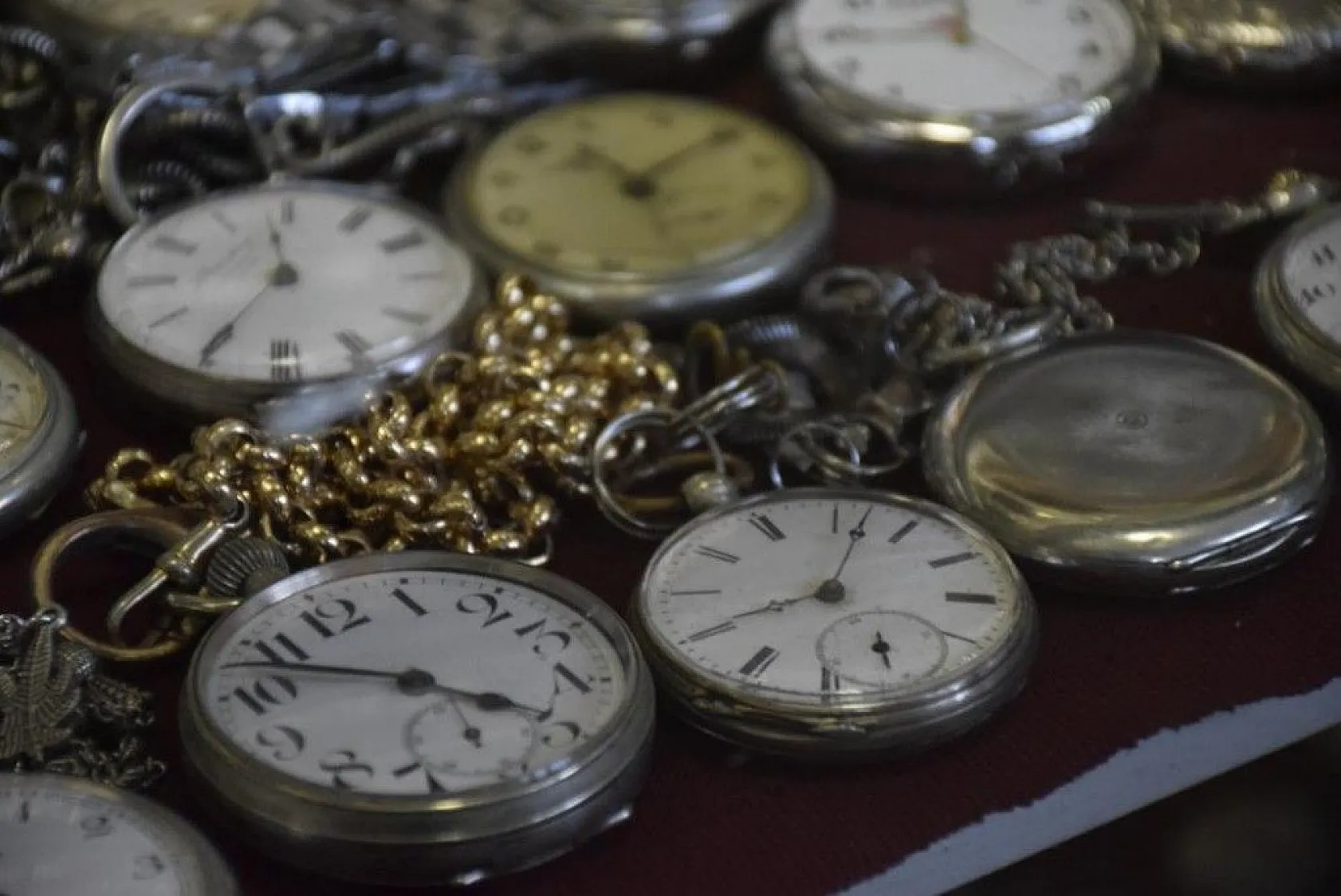 Yıllarca topladığı kıyafetlerle antika eşyaları takas etti, deposunu müzeye çevirdi