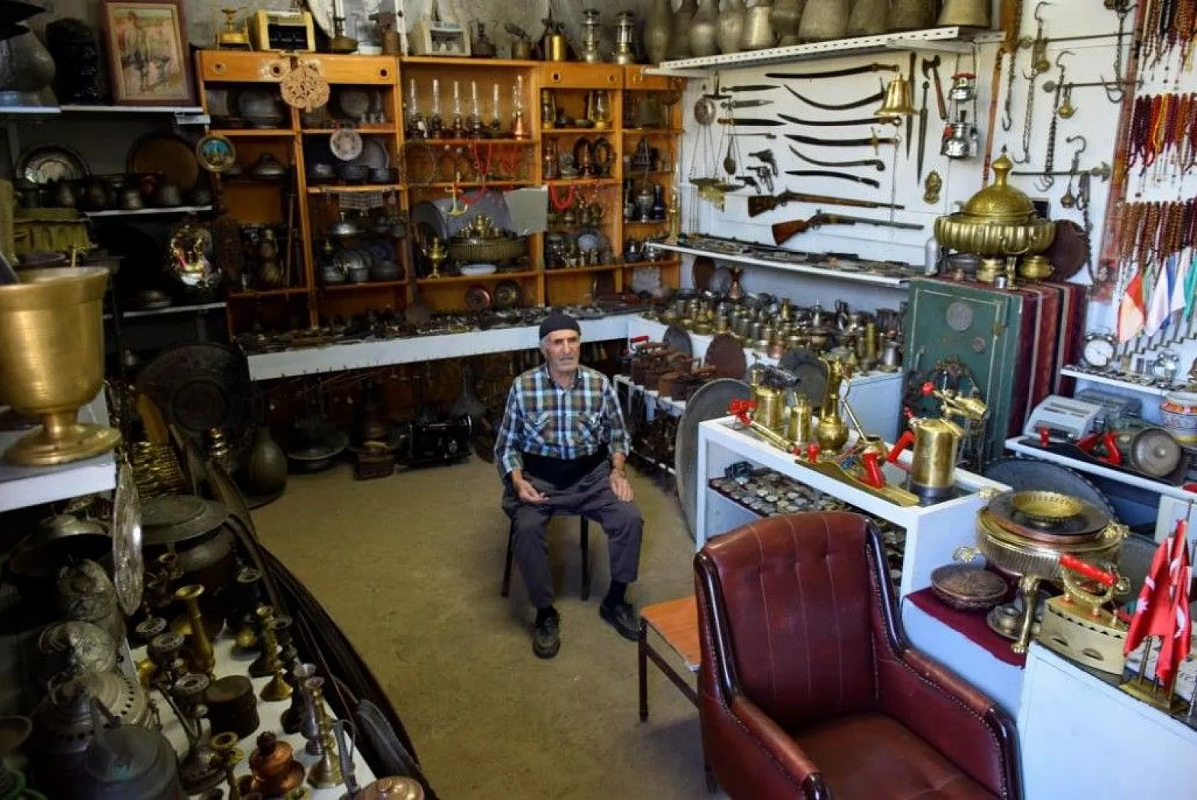 Yıllarca topladığı kıyafetlerle antika eşyaları takas etti, deposunu müzeye çevirdi