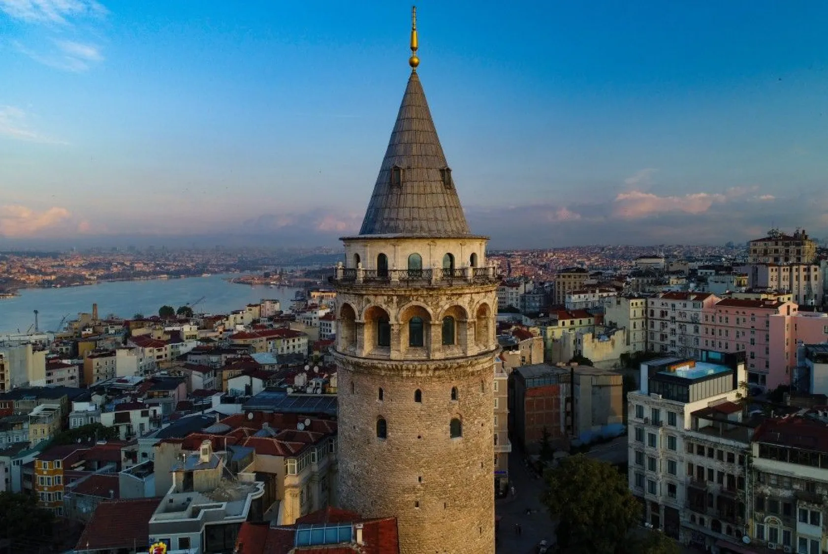 Башня галата. Галатская башня в Стамбуле. Галата (Galata) башня. Galata Kulesi Стамбул. Галатская башня достопримечательности Стамбула.