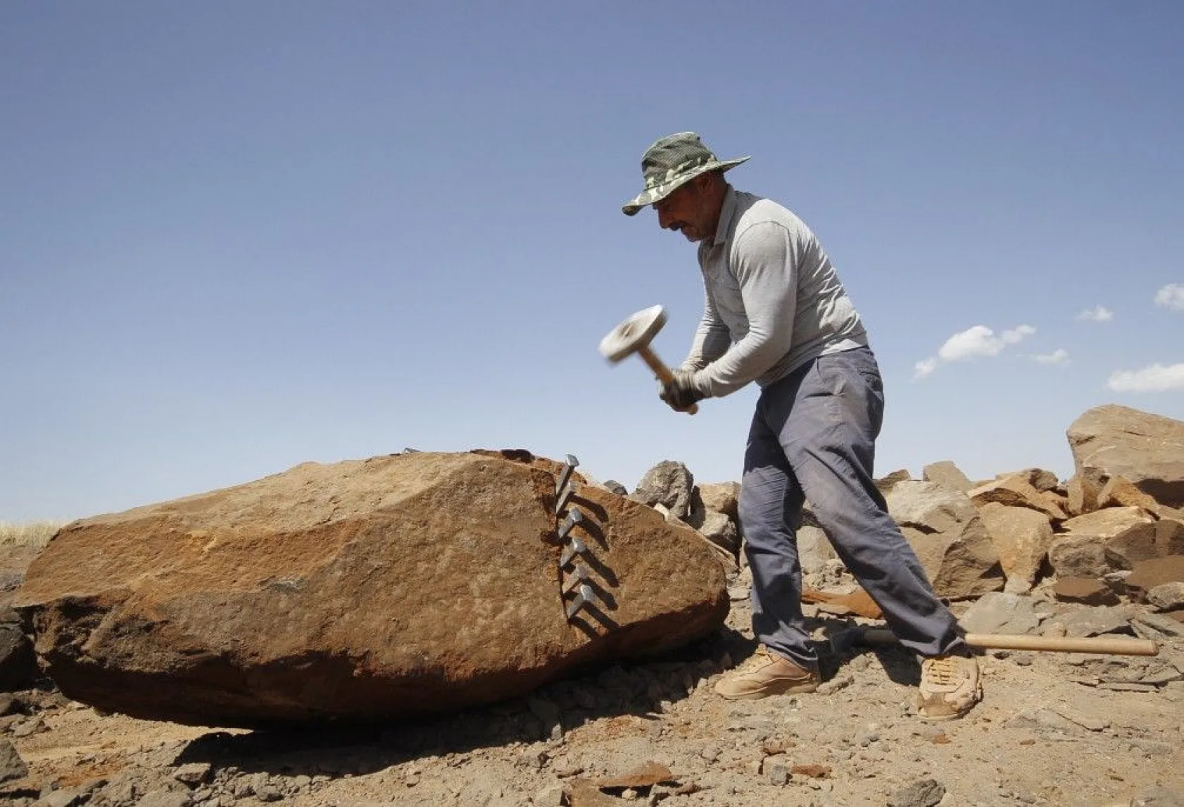 Kavurucu sıcakta ekmeklerini taştan çıkarıyorlar