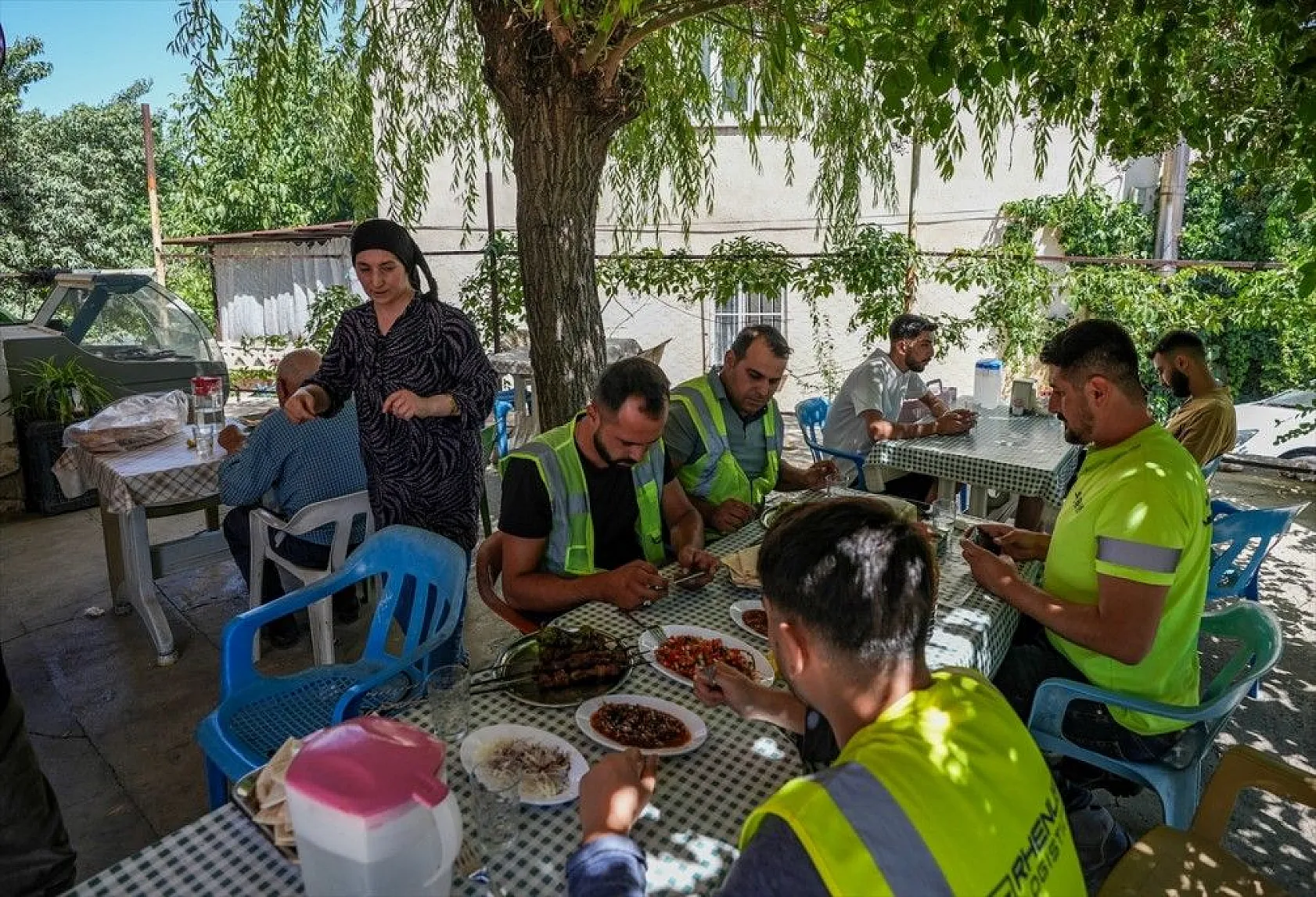 'Ciğerci Perihan abla' müşterileri için ocağın başına geçiyor